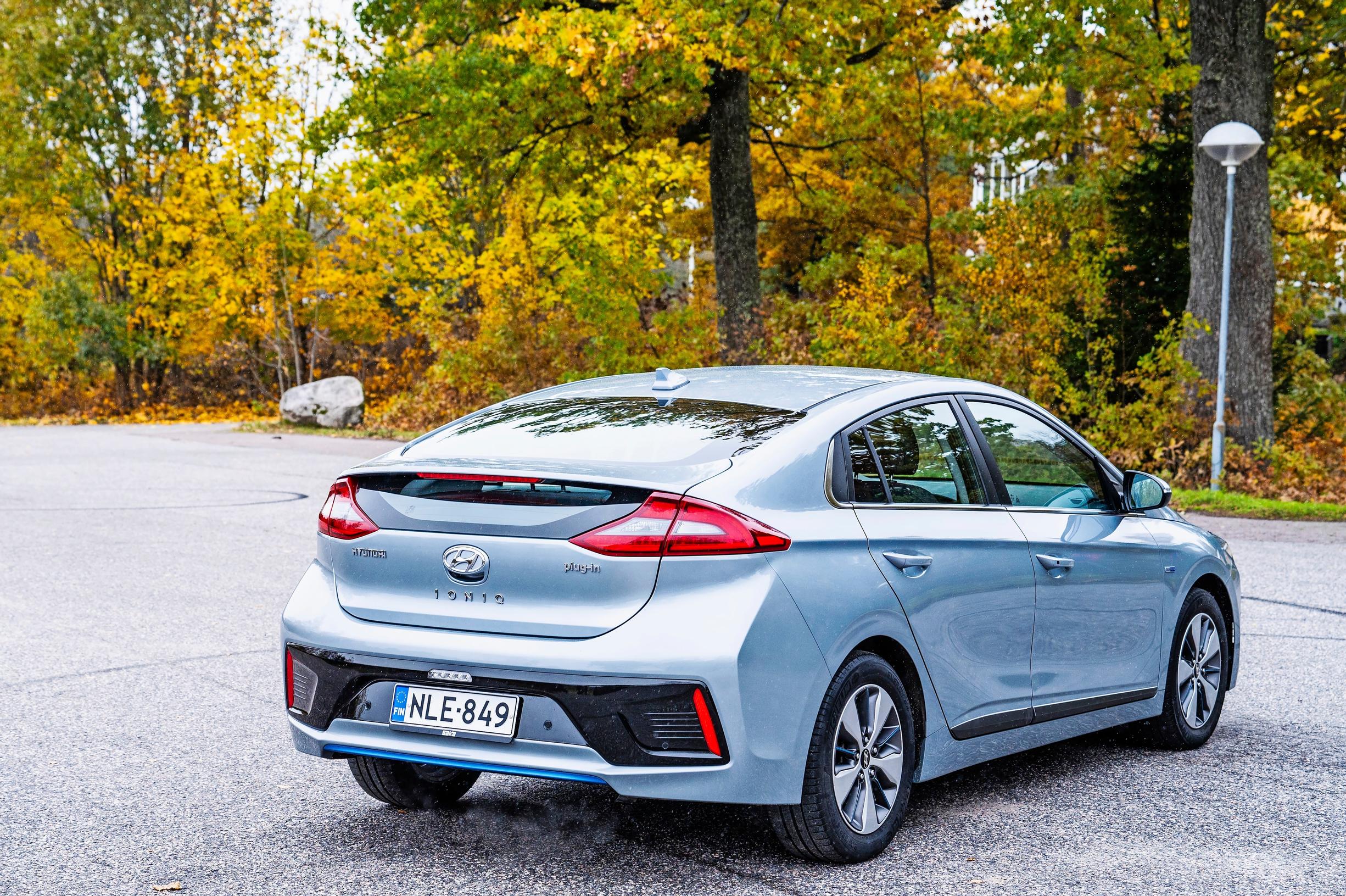 Käytetty vuosimallin 2018 Hyundai Ioniq tuntuu pikkuautolta, vaikkei se sellainen olekaan. Tajaamissa auto on kuin kotonaan, mutta maantiellä ei.