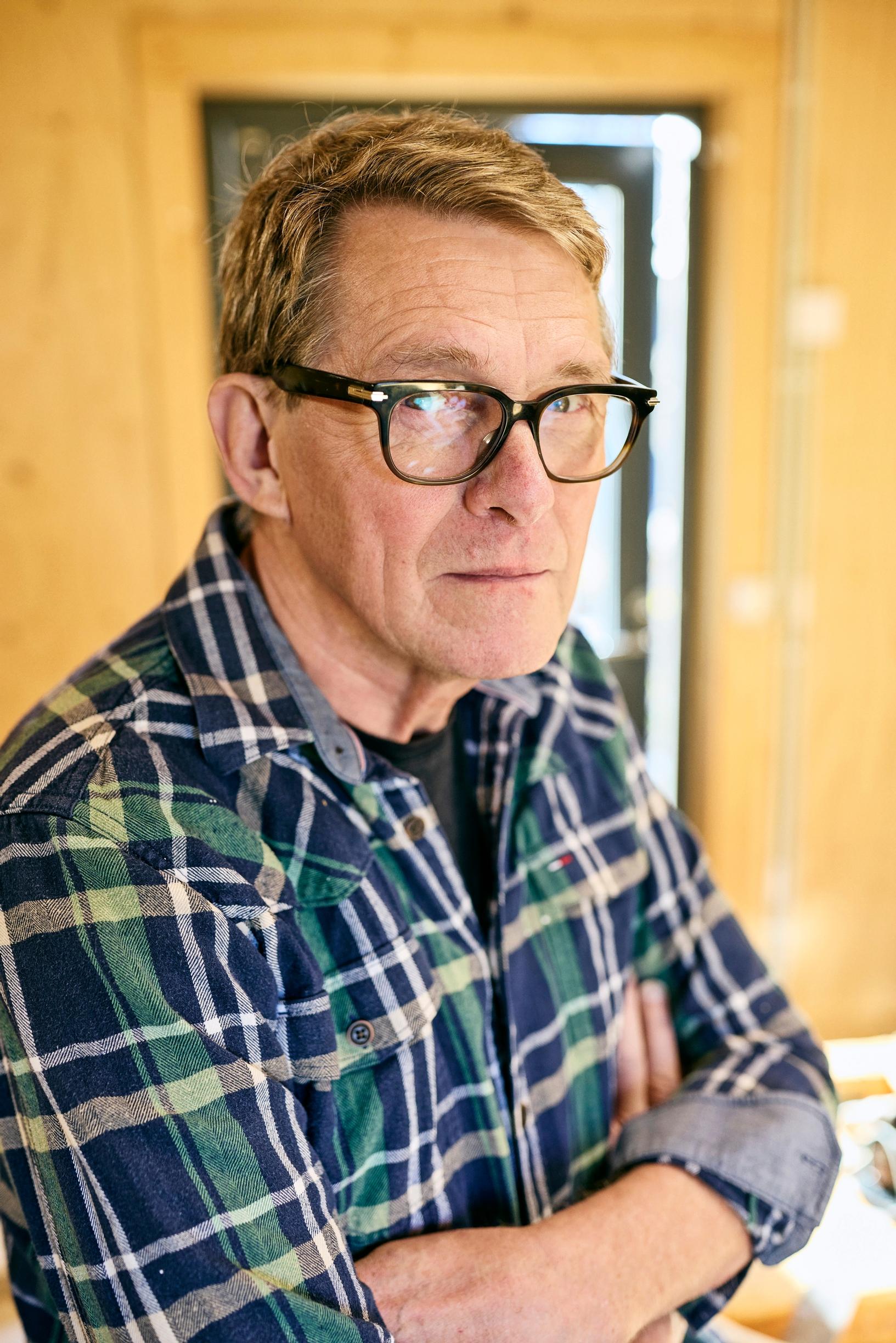 Matti Vanhanen sanoo, että hän osaa myös laiskotella, kuten katsella televisiota sohvalla.