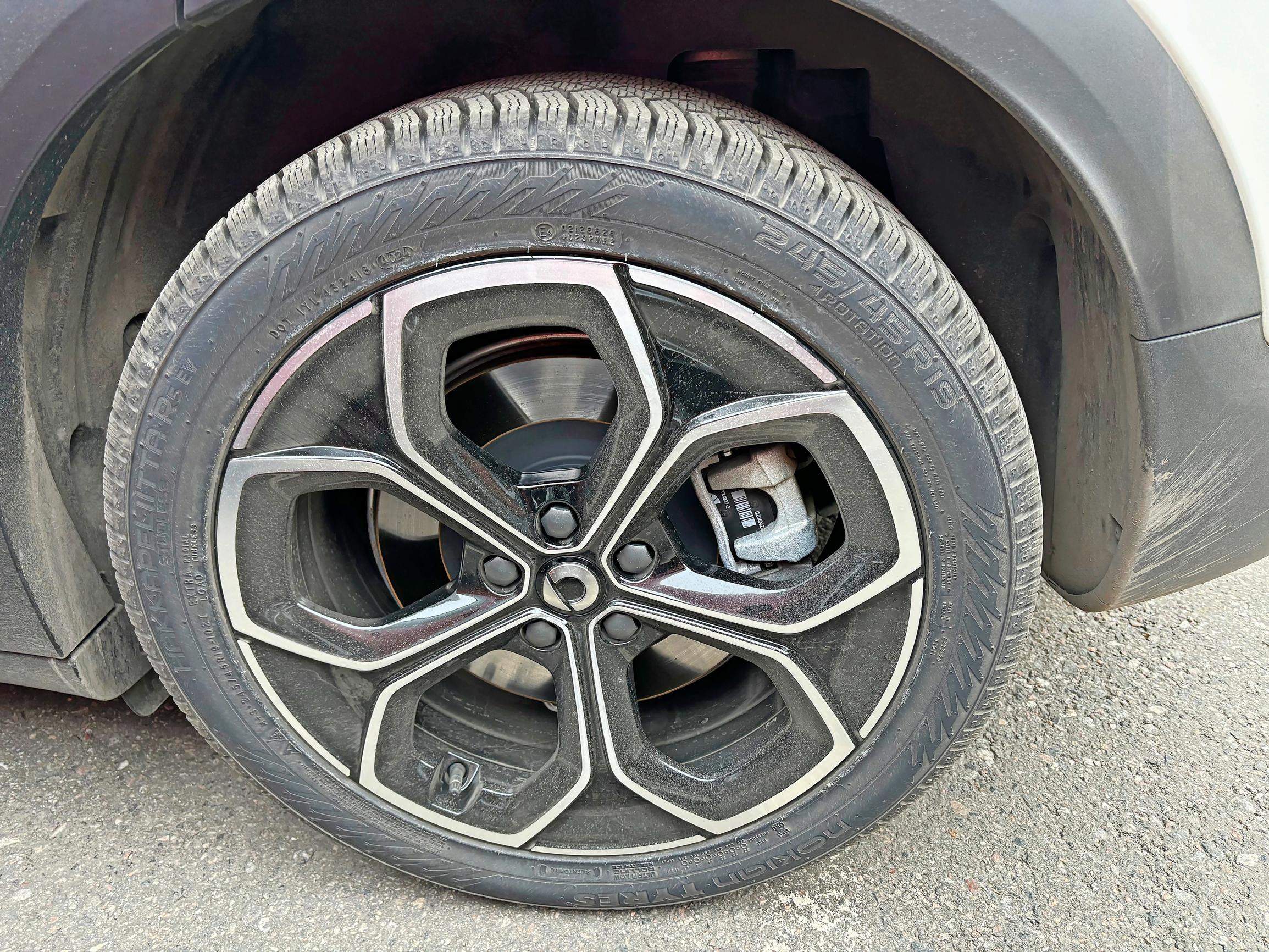 Smart #3:lle talvirenkaat alle, ja sähköautosta kun puhutaan, niin kitkat totta kai. Nyt vain lunta ja jäätä tupaan, niin katsotaan...