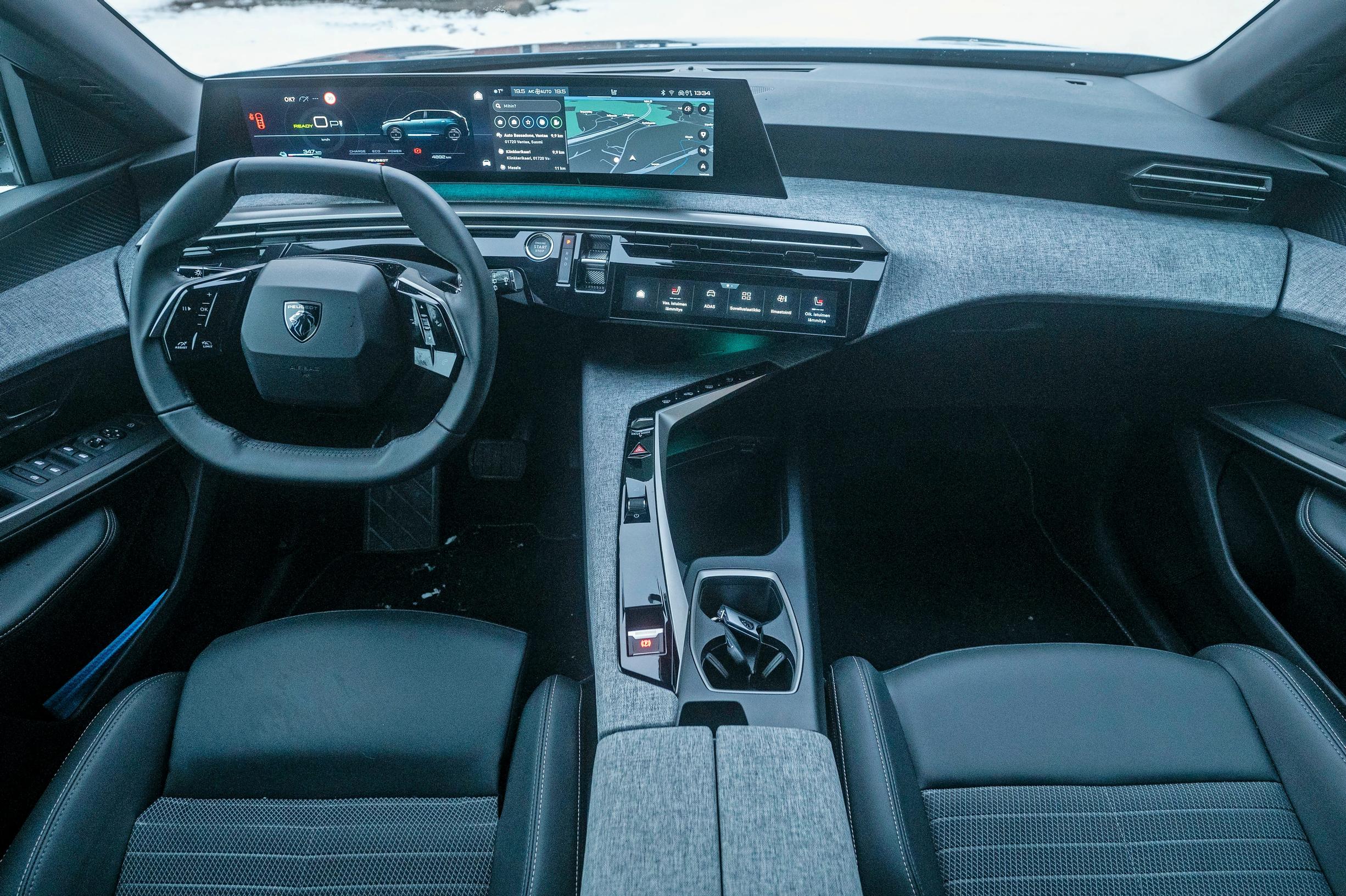 Peugeot E-5008:N kojelauta edustaa nykyistä UFO-tyyliä. Minikokoinen ohjauspyörä käy hyvin käteen.