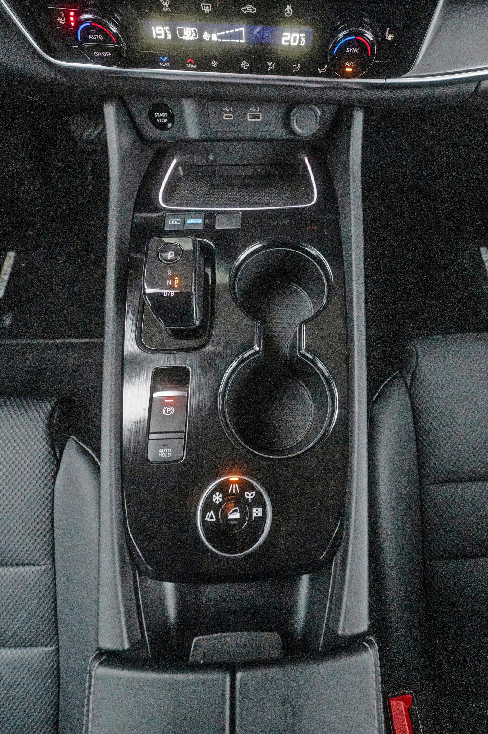 Nissan X-Trail e-Powerissa on vaihdekeppi, kuppiteline, käsijarru ja ekstrana kierrettävä ajotilavalitsin.