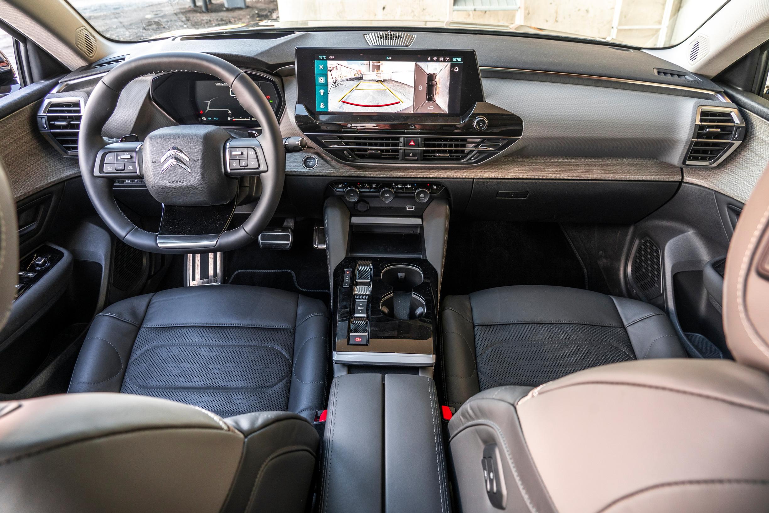Citroën C5 X Plug-in Hybrid 225 ëEAT8 ohjaamo
