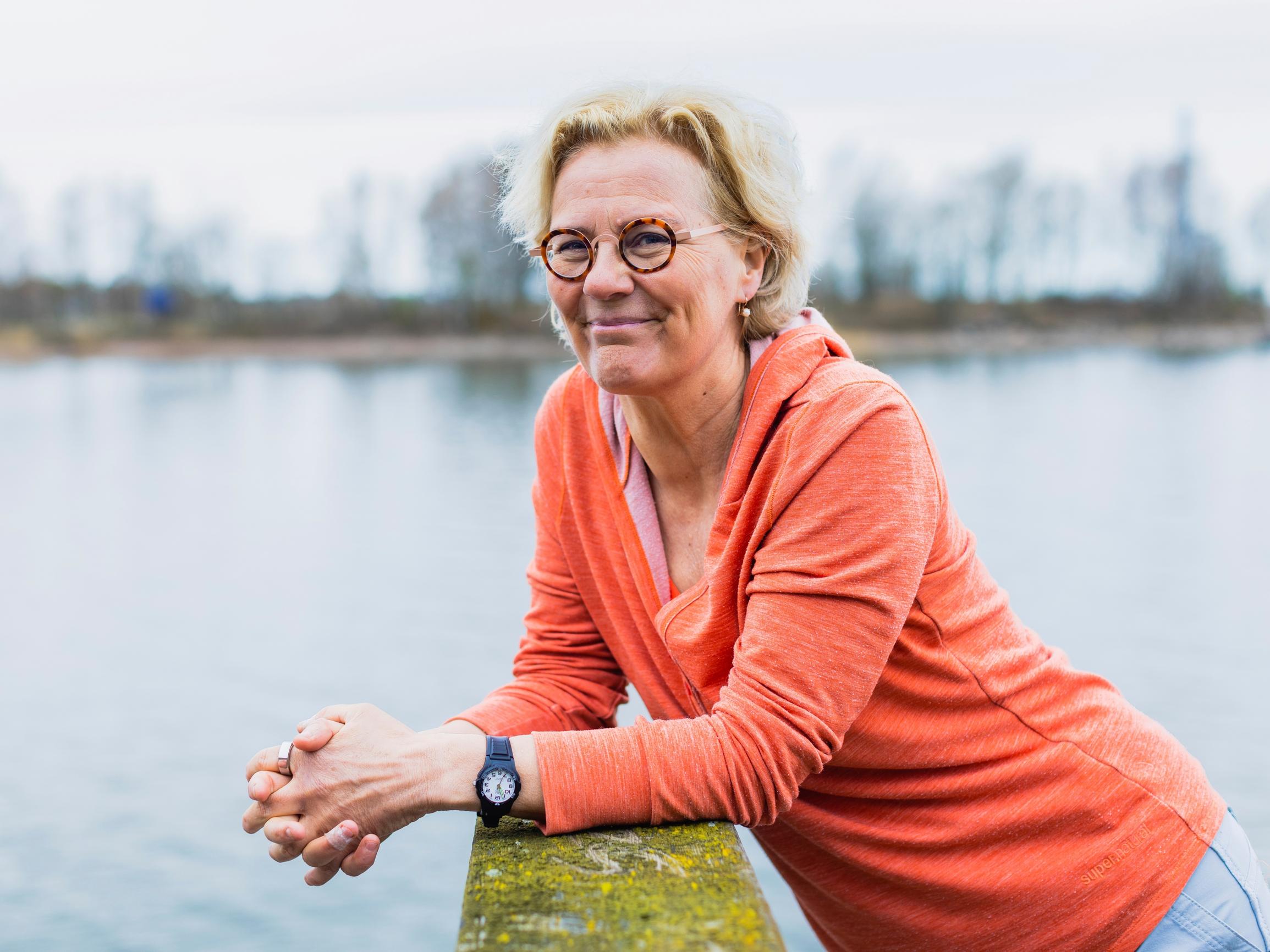 ”Ymmärtävätkö he, miten onnekkaita ovat” – Miehensä syövälle menettänyt Bettina Sågbom katsoo vanhoja pariskuntia haikeana