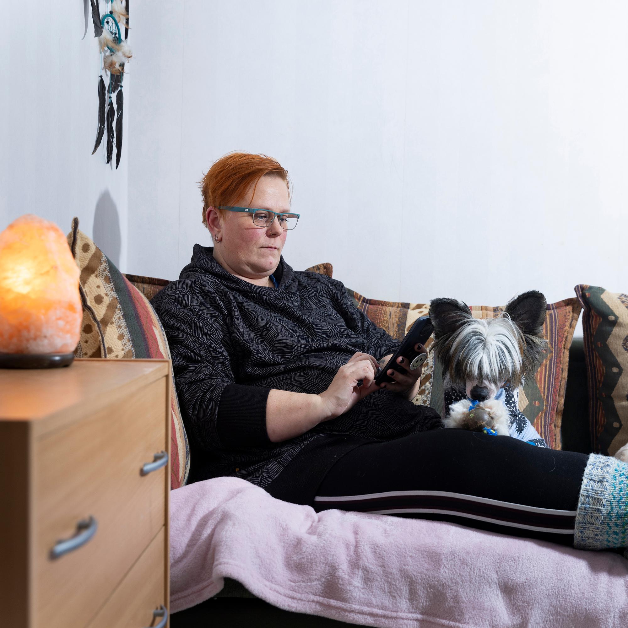 Minna, 48, selaa somea unelmoiden kavereista ja ihanasta miehestä – Yksinäisyys on kasvava ongelma, jonka lasku yhteiskunnalle on valtava