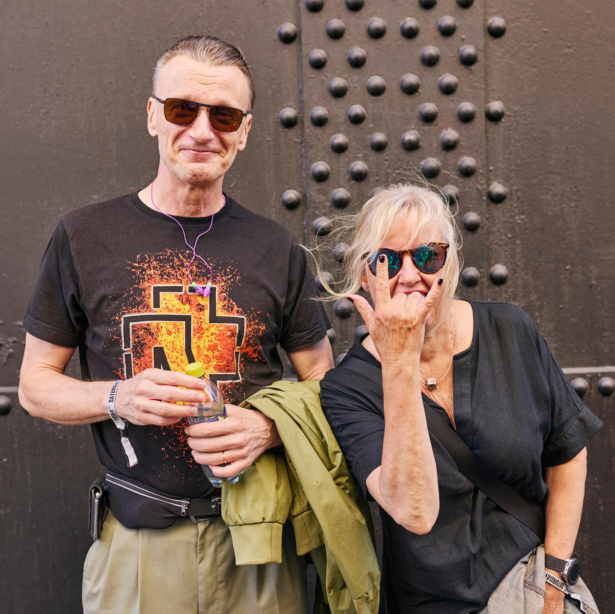 Kuusikymppisten osuus hevimusiikin faneista kasvaa – Tuskan ensikertalainenkin huomasi, että raskas musiikki tekee ihmisistä leppoisia: ”Se upottaa jalat maaäitiin”