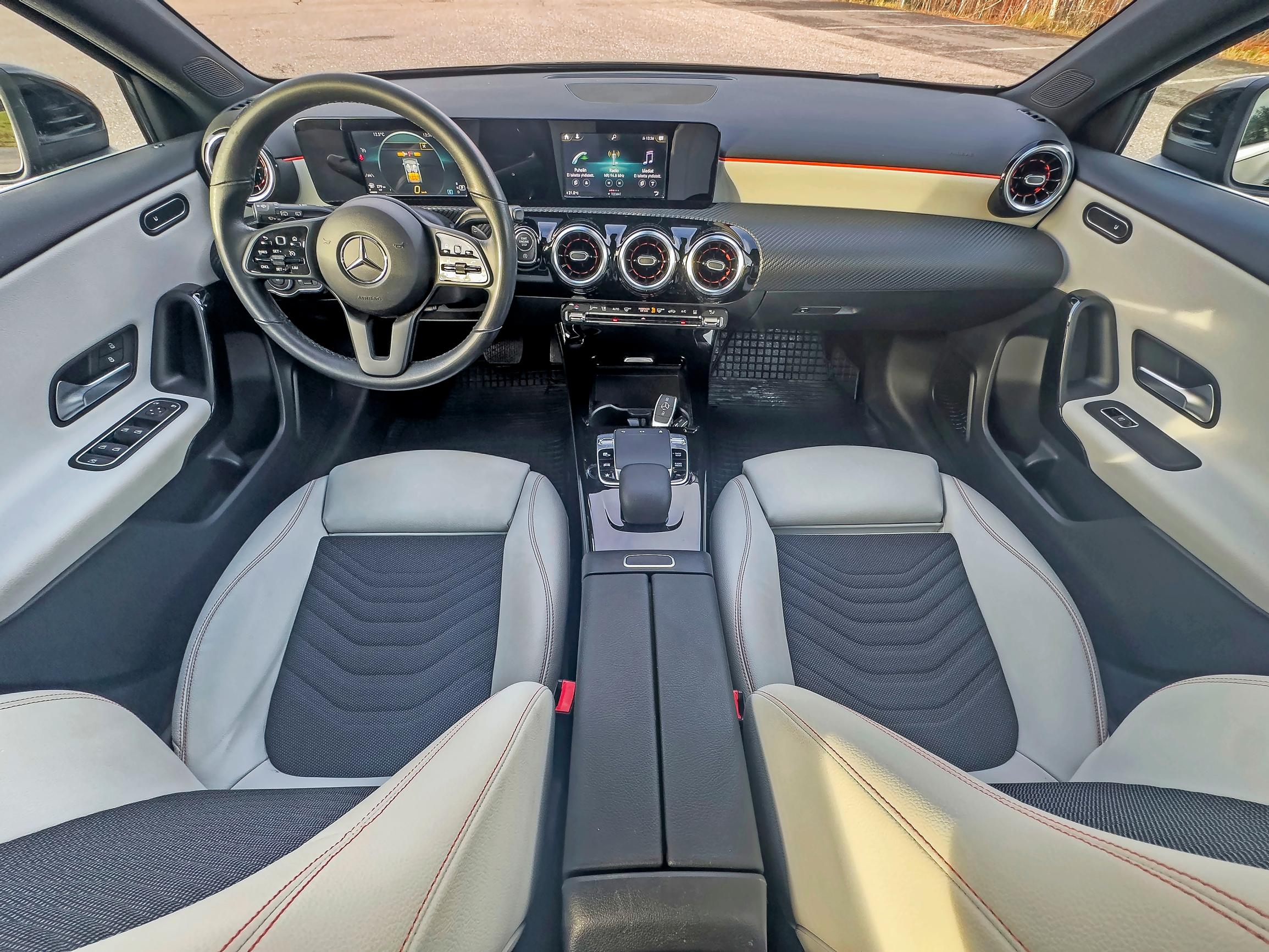 Mercedes-Benz A 180:n Iso diginäyttö hallitsee kojelautanäkymiä.