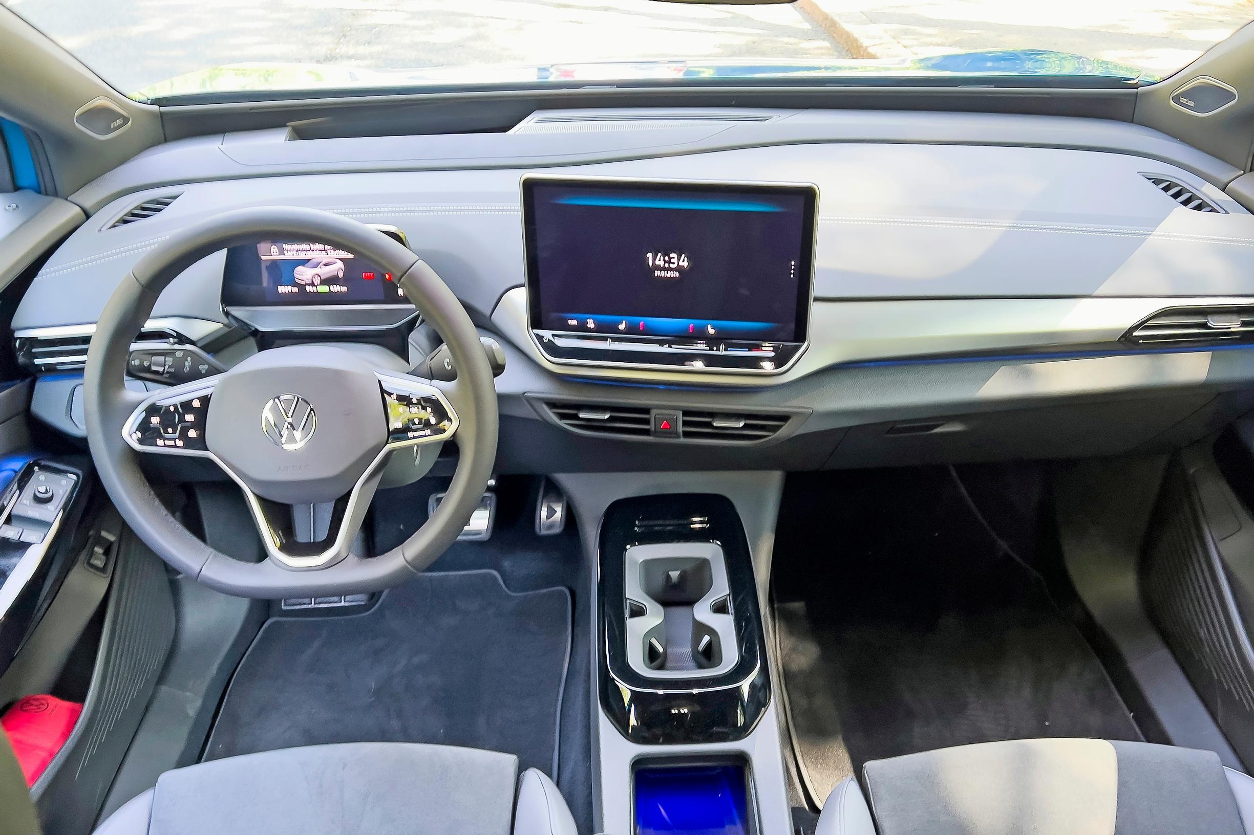 Uuden Volkswagen ID.4 Pro 4Motion Elegancen kojelauta edustaa Volkswagenin sähköautojen nykytyyliä. Keskinäyttö on 12,9-tuumainen.