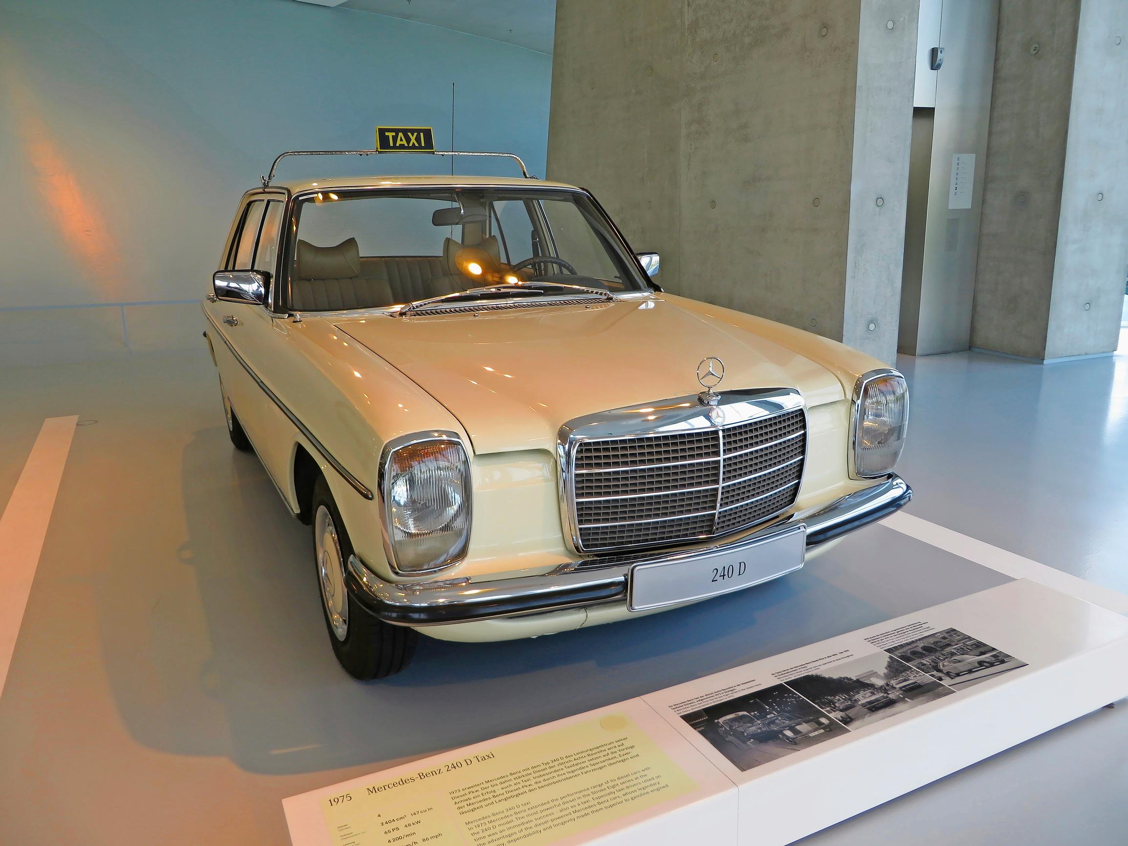 Mercedes-Benz 240 D. Kai tunnistatte värin? Sehän on tietysti taxi gelb, eli taksikeltainen. Nämä Mercedekset olivat ikiliikkujia.