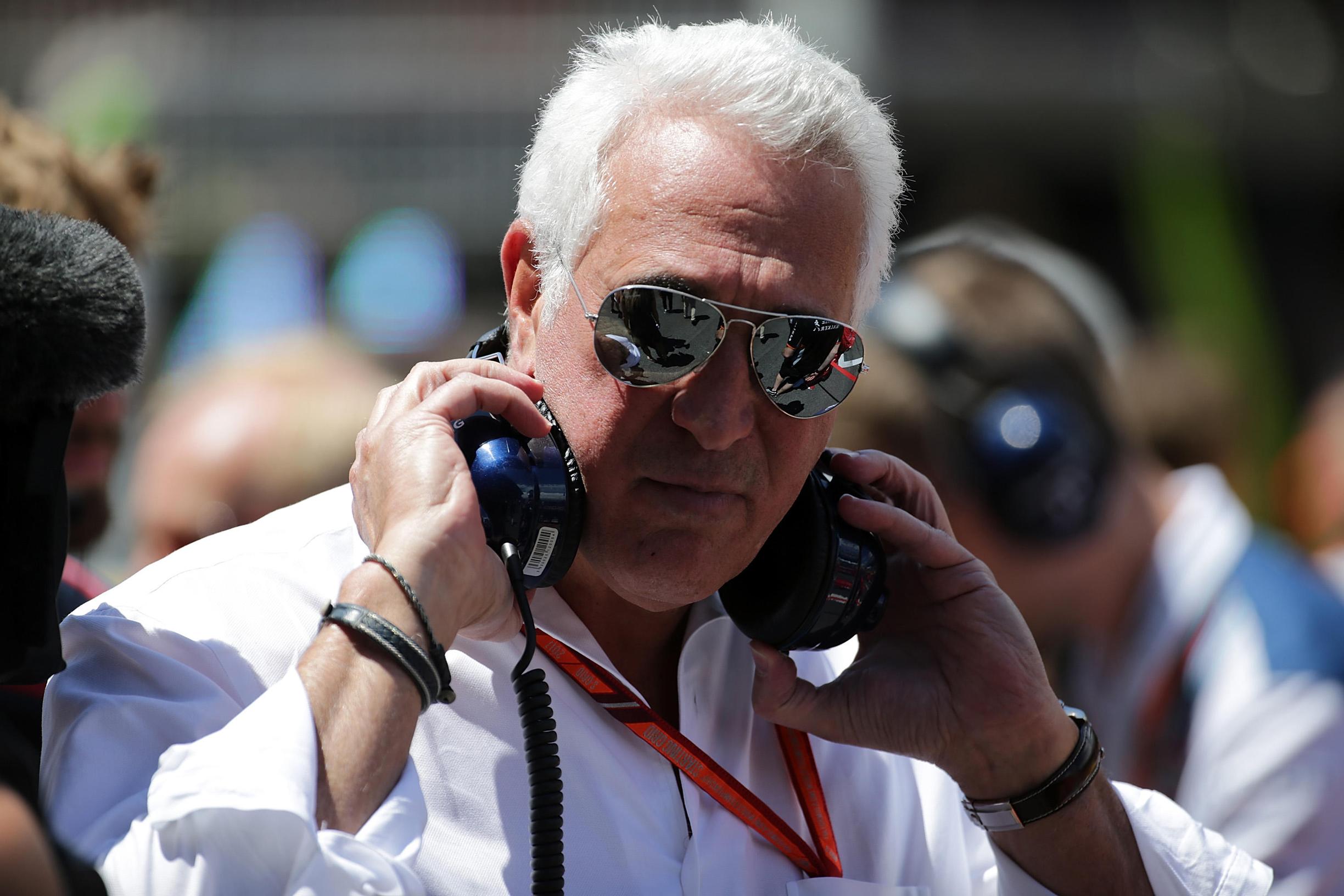 F1-kuljettajan isä ostamassa Aston Martinin