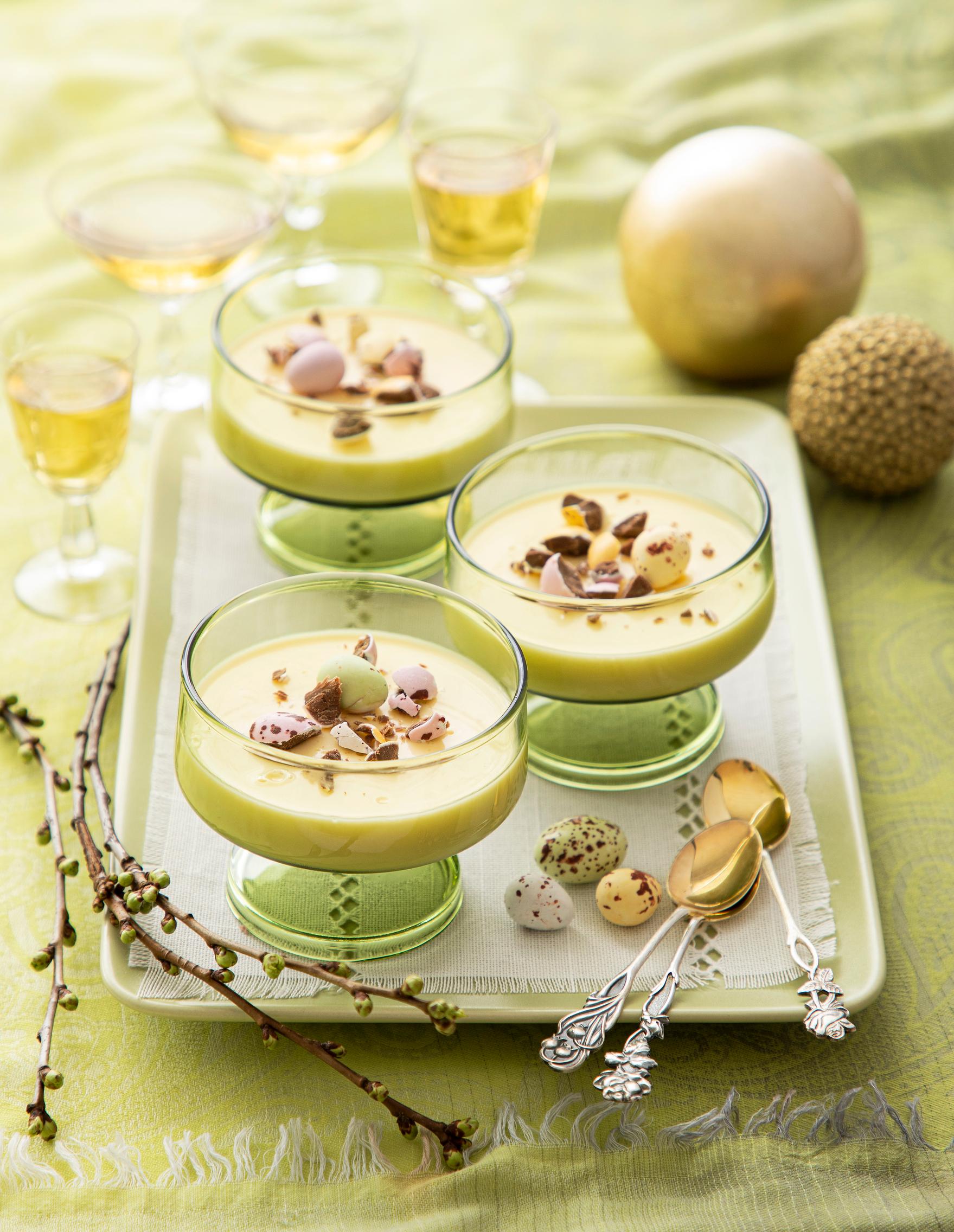 Posset on kolmen raaka-aineen raikas mutta täyteläinen jälkiruokaherkku, joka hyytyy ilman liivatetta. Tarvitset 4 dl kuohukermaa, 1½ dl sokeria, 1½ dl sitruuna- ja limettimehua. Mittaa kerma ja sokeri pinnoitettuun kattilaan. Keitä koko ajan sekoittaen 5 minuuttia, kunnes seos hieman paksuuntuu. Nosta kattila liedeltä ja sekoita joukkoon sitrusmehut. Seos saa maistua kirpeältä. Kaada seos kuuteen lasiin tai jälkiruoka-astiaan. Anna hyytyä peitettyinä jääkaapissa yön yli. Koristele annokset pensasmustikoilla tai karkkirouheella.
