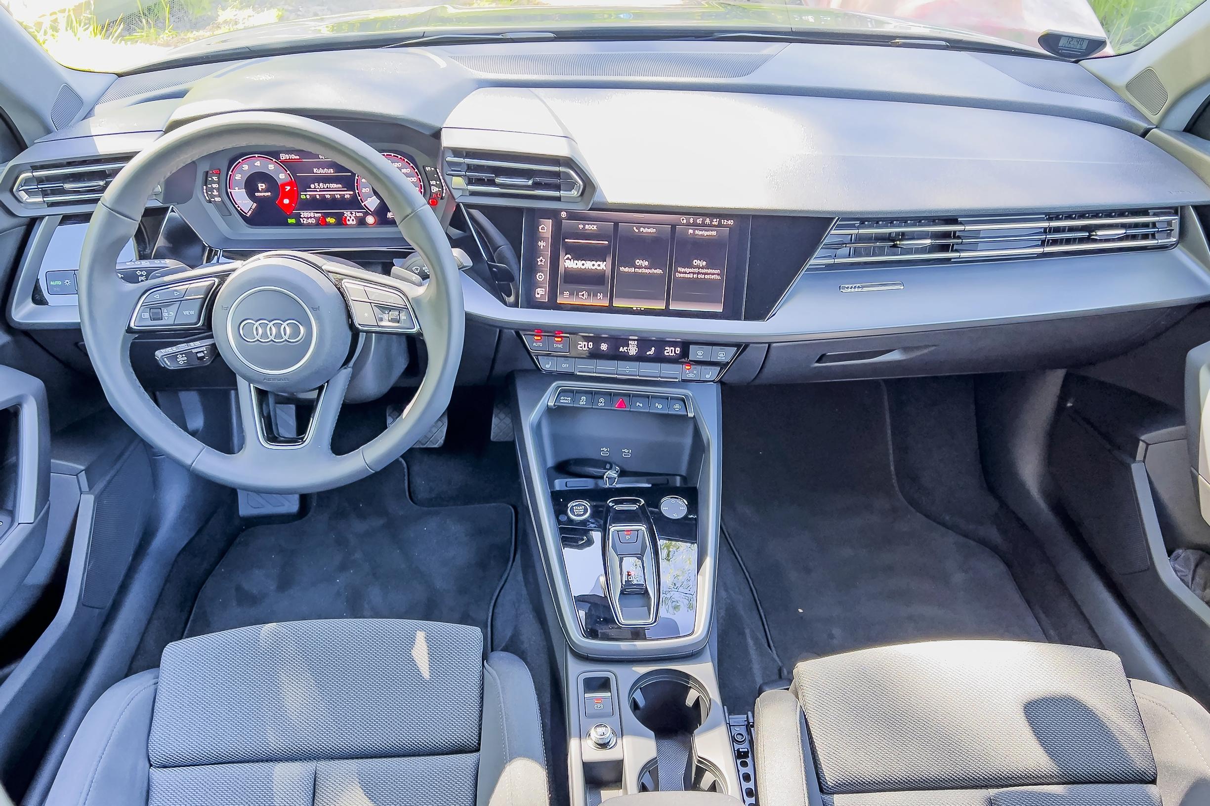 Audi A3 Allstreetin uudistunut kojelauta on selkeä. Lämmityslaitteen säätimet ovat perinteistä mallia.