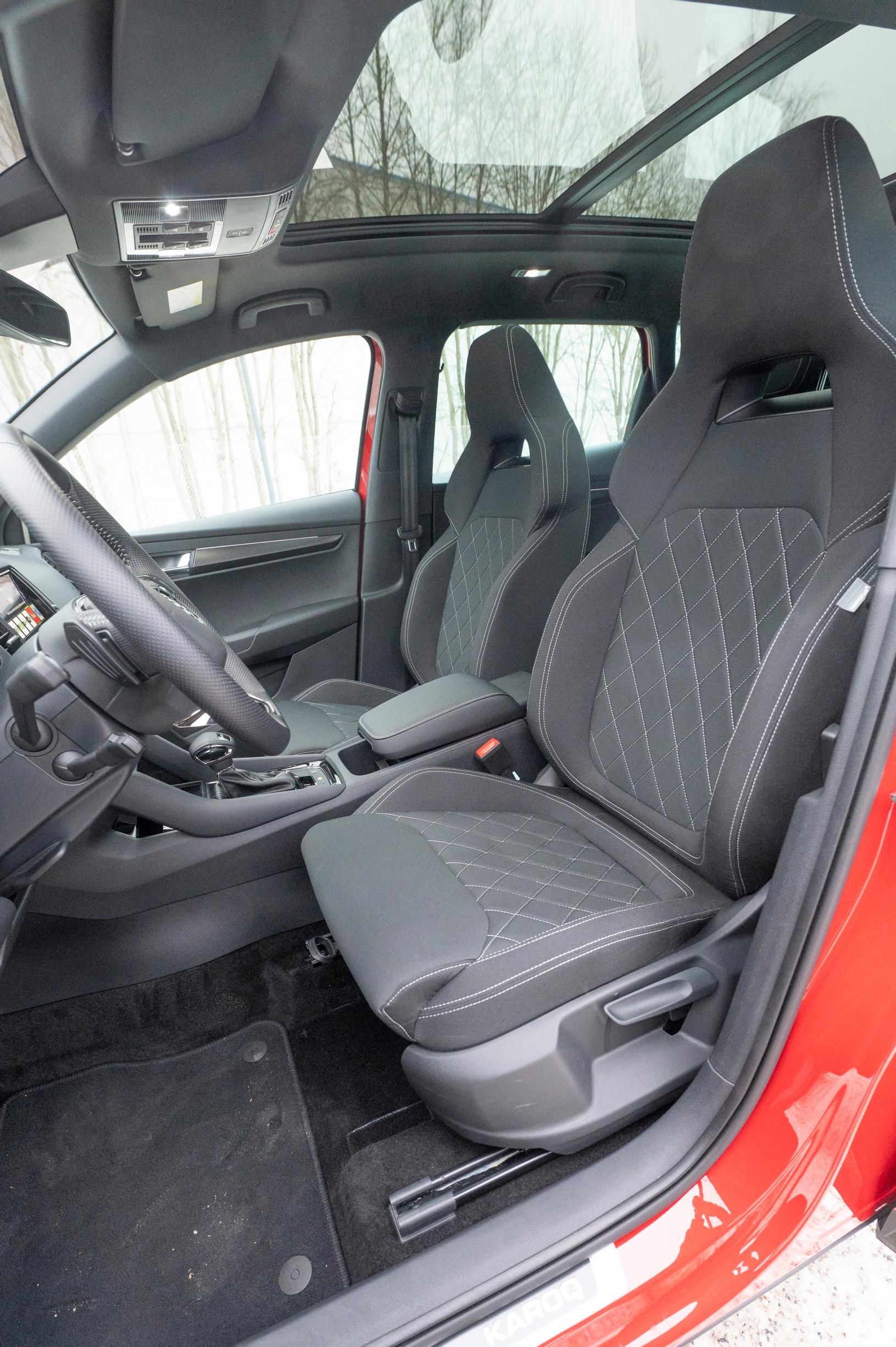 Skoda Karoq 1.5 TSI SportLine DSG etuistuin.