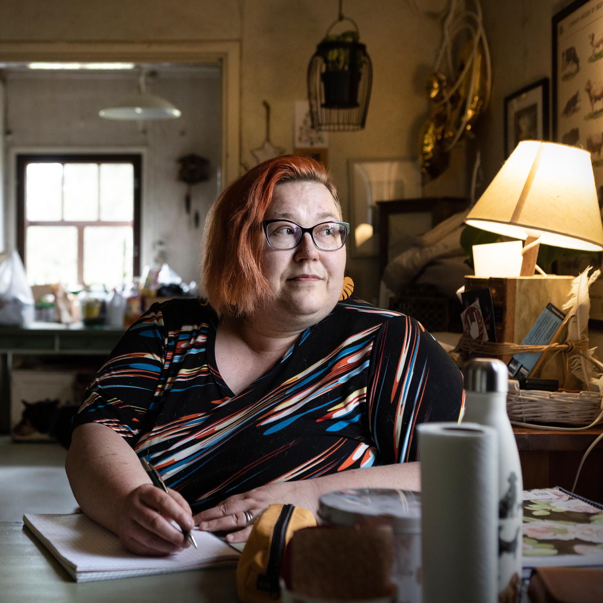Karoliina Tunkkari rakasti lehmiä, mutta tilan konkurssi toi elämään uuden vapauden – Nyt voi nukkua pitkään tai lähteä matkalle
