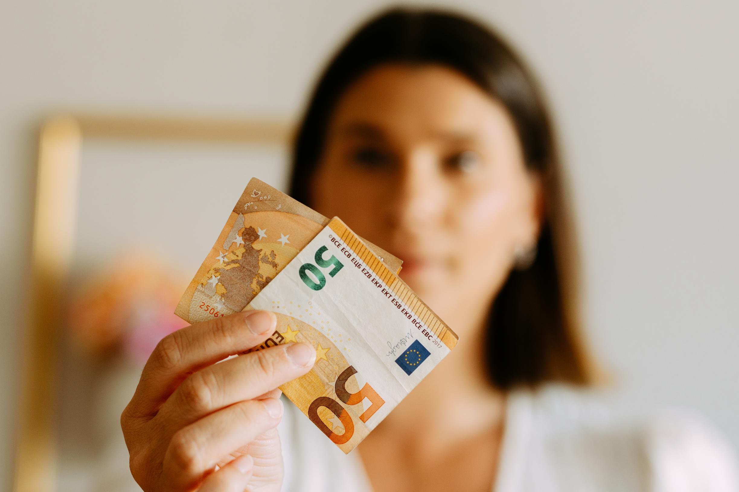 ”Voimakas markkinointi, vuodenaikojen mukaan vaihtuvat trendit ja kampanjat kannustavat ostamaan”, Saana sanoo.