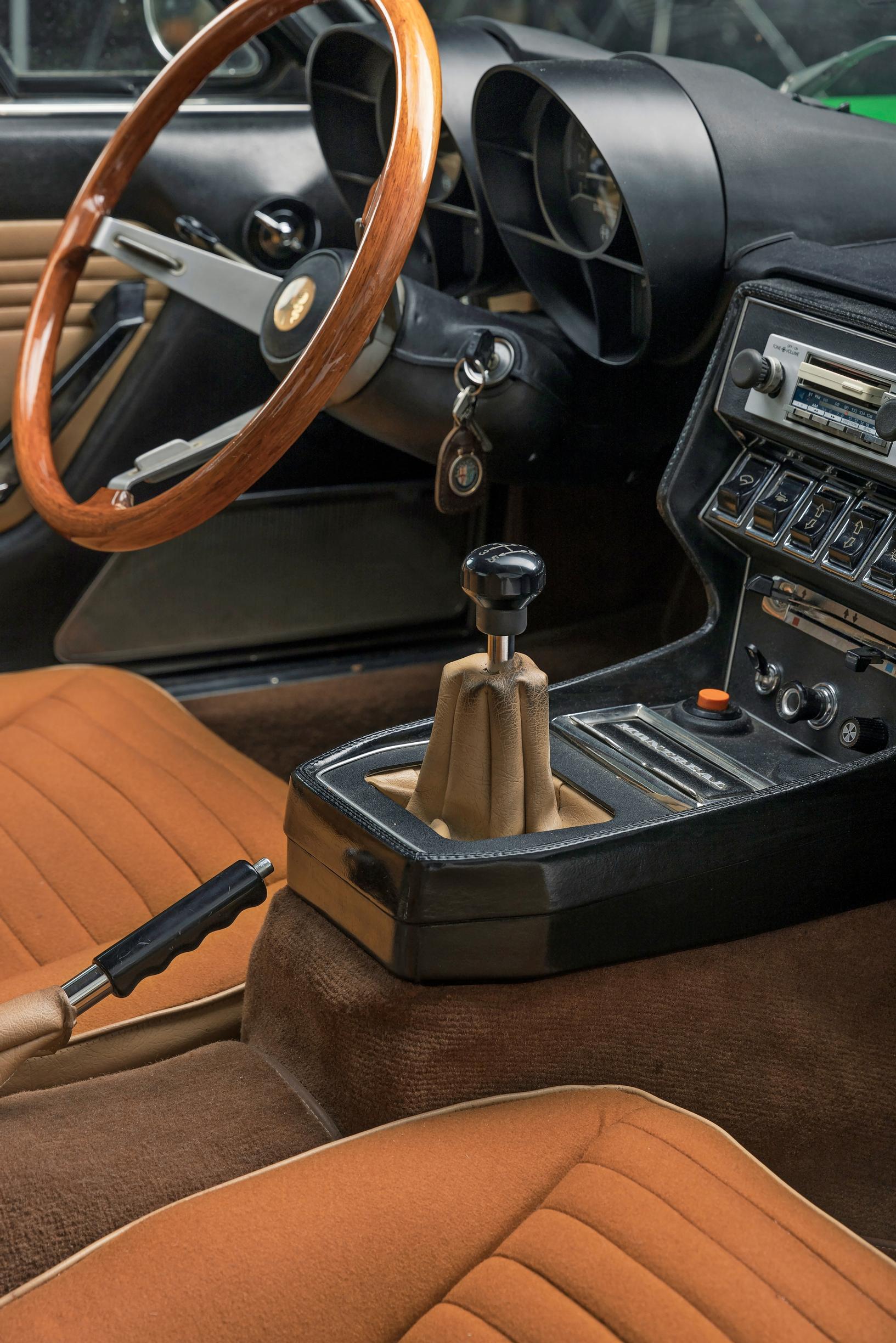 Alfa Romeo Montrealin V8:n voimanjaosta huolehtivat ZF:n viisilovinen manuaali ja limited slip -lukkoperä. 