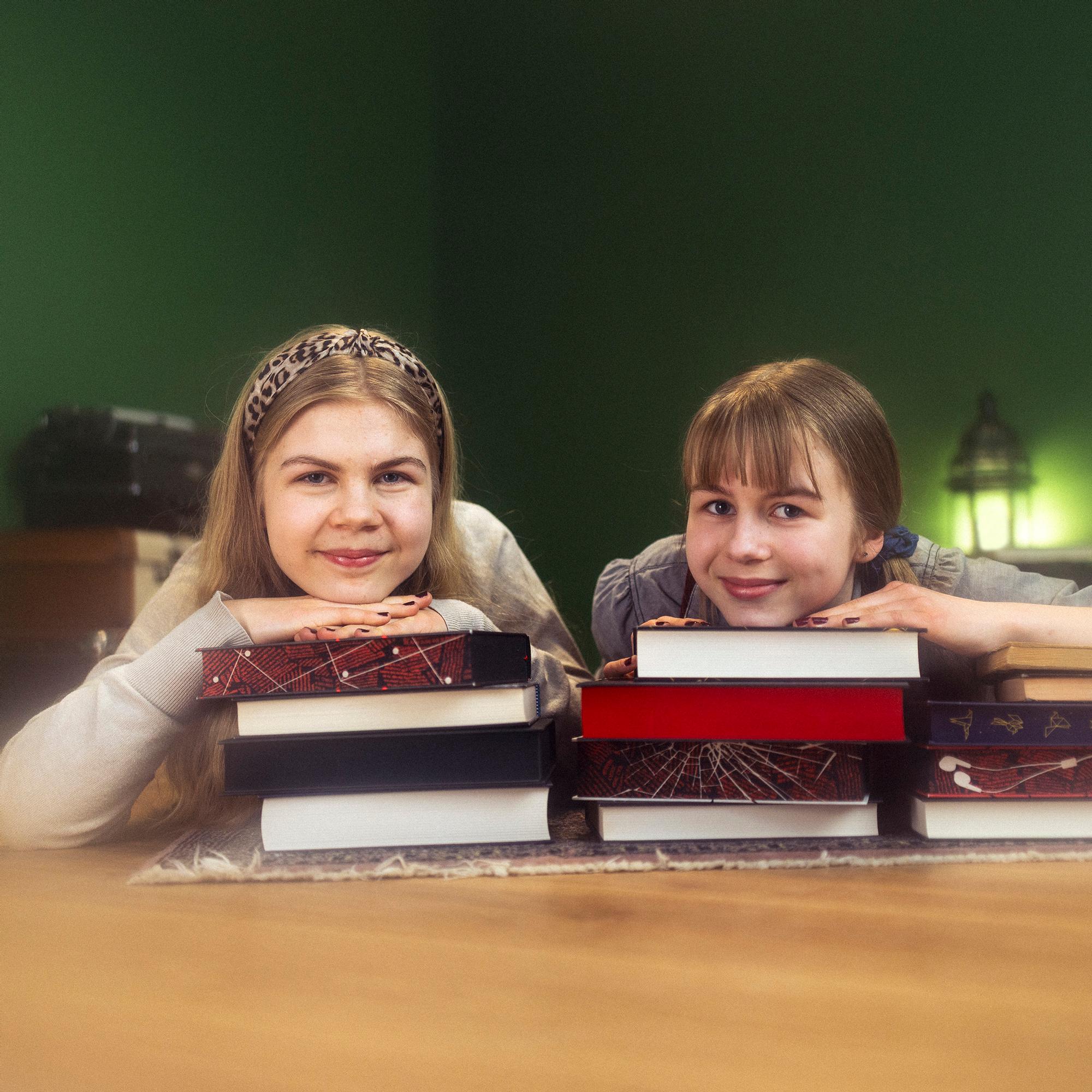 Kirjasiskot-podcastissa Me olimme valehtelijoita: ”Rakastan kirjoja, joissa on hyvät juonenkäänteet!”