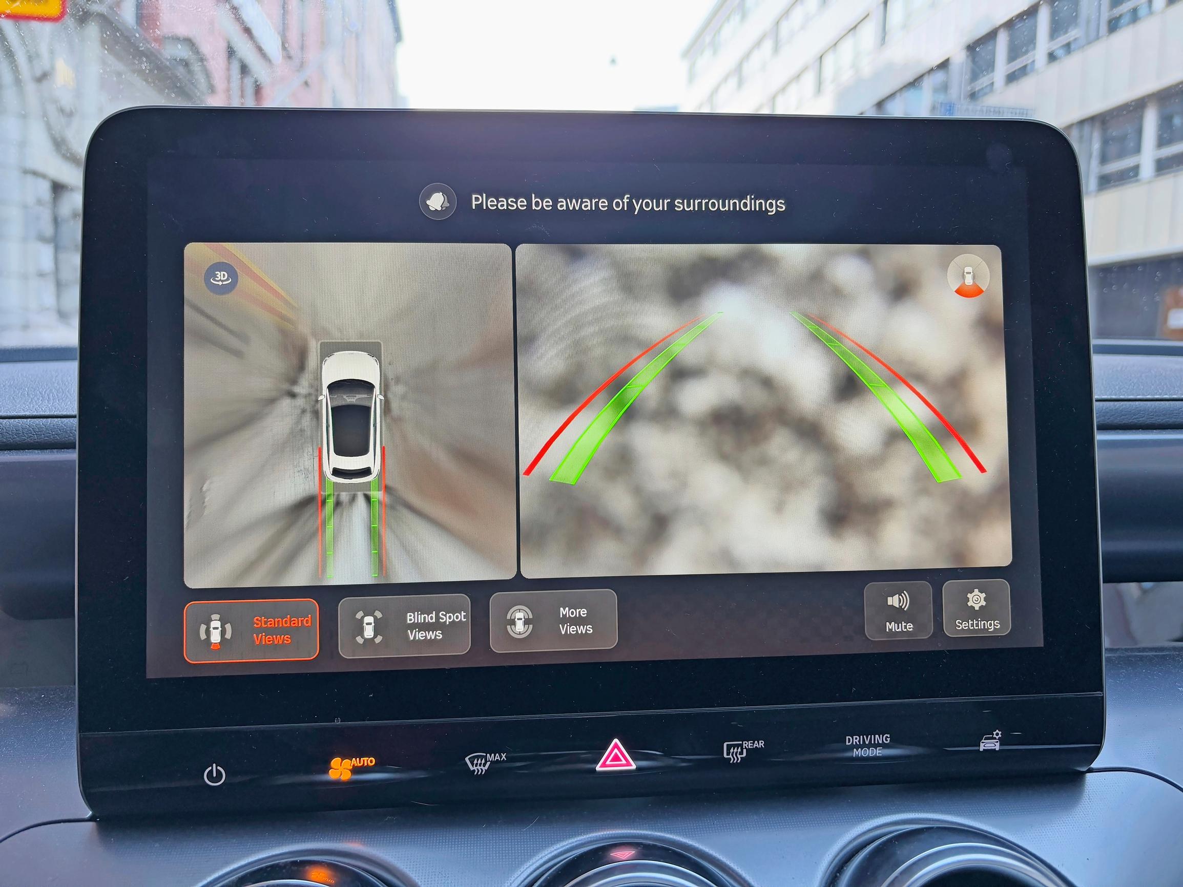 Smart #3:n peruutuskameraa ei ole suojattu mitenkään, joten se kuraantuu talvella väistämättä. Onneksi erilaisia tutka-antureita riittää ja peilikin on keksitty.