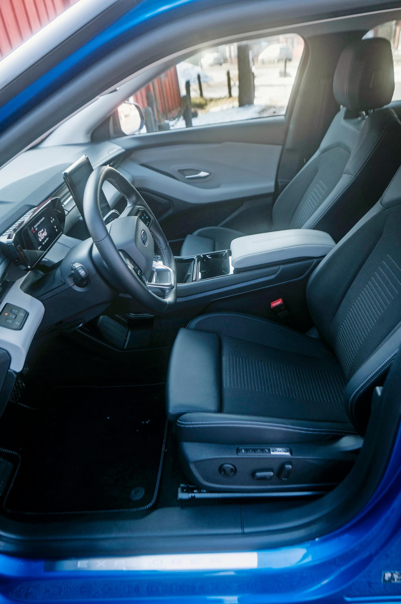 Ford Explorerin edessä on avara tunnelma. Istuma-asento on ryhdikäs.