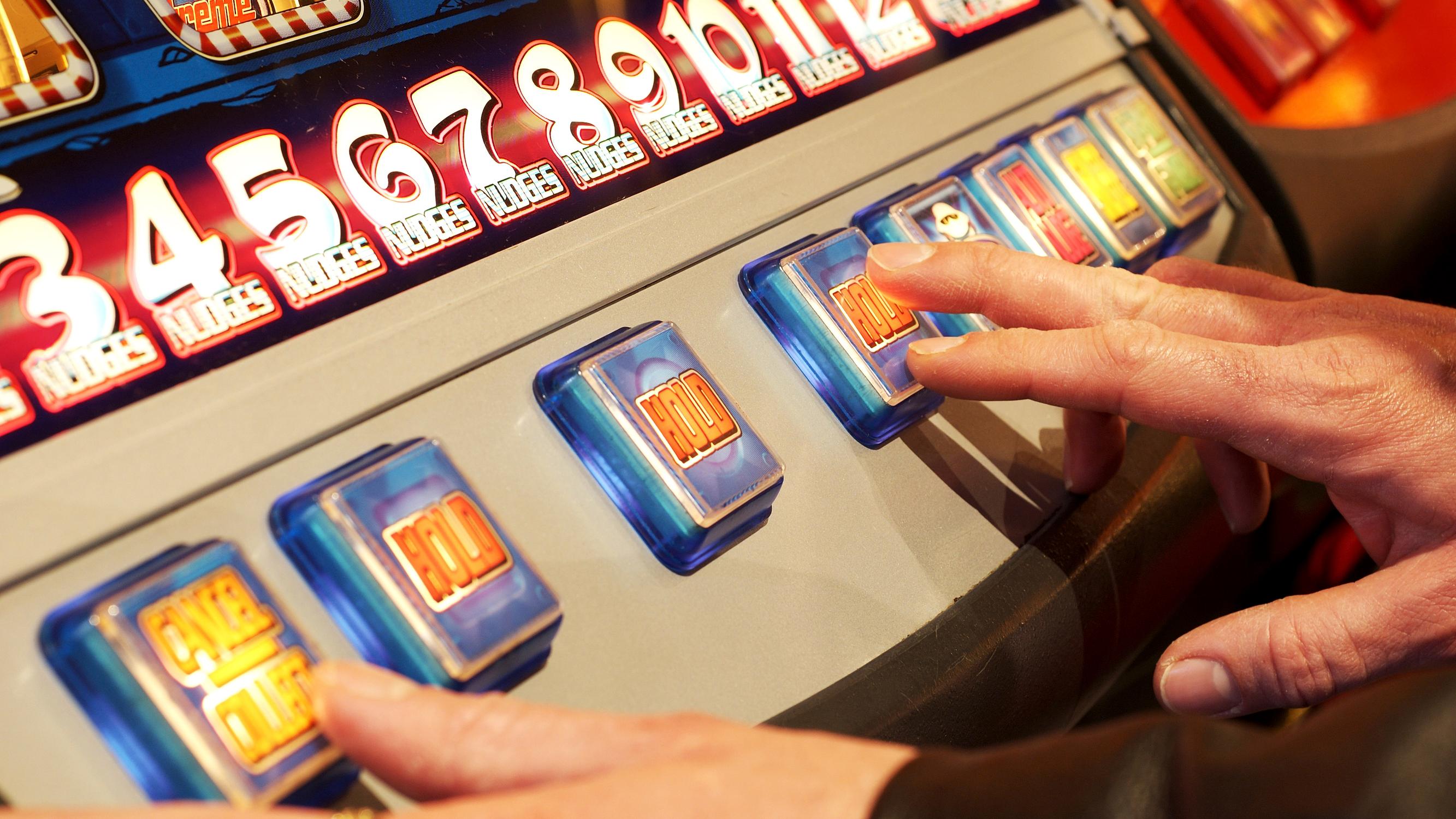 Veikkauksen automaatteihin pakollinen tappioraja peliongelmaisten avuksi – rajoitus sallii jopa 2 000 euron tappiot kuukaudessa
