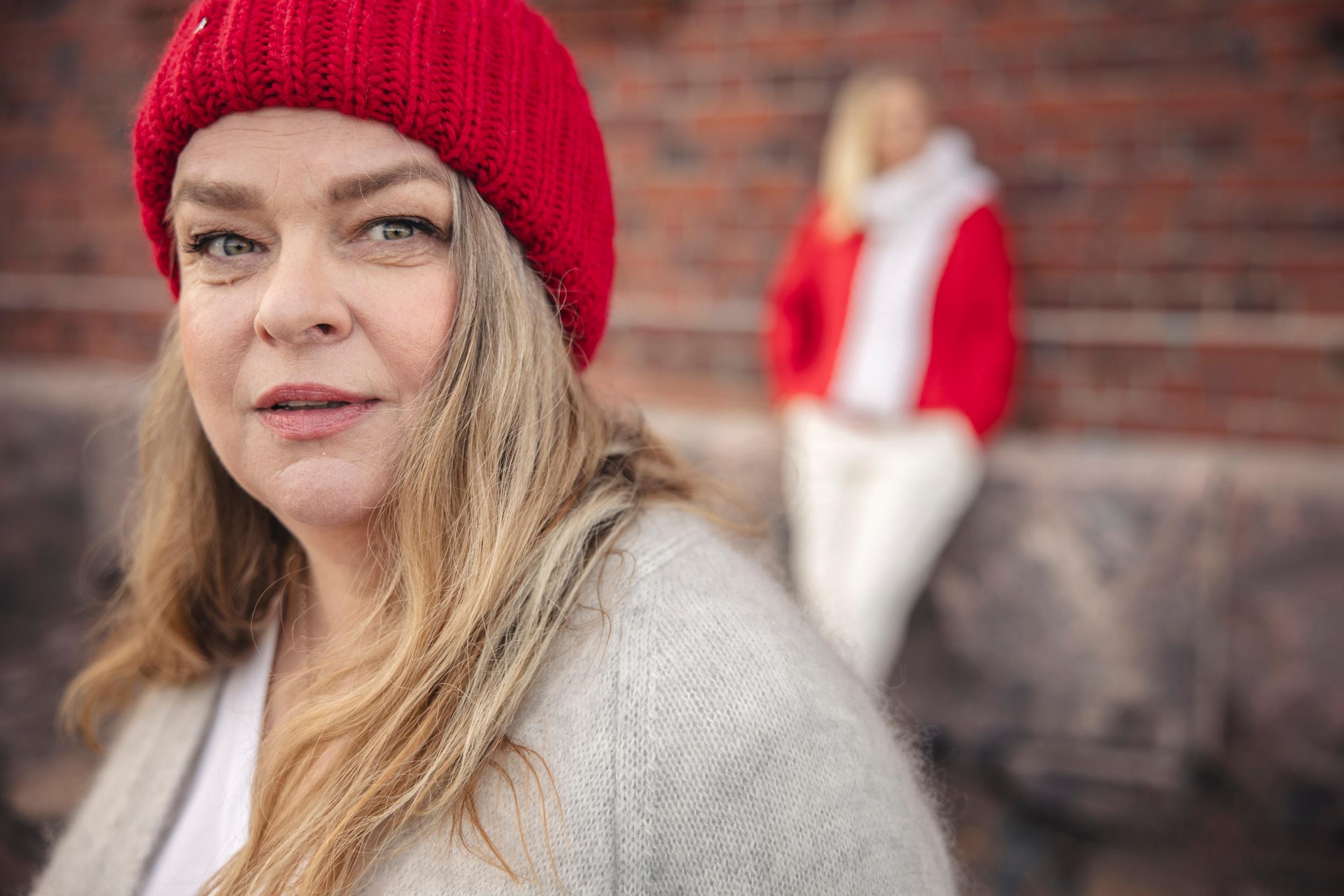 Elina Knihtilä kestää kritiikkiä näyttelijänä paremmin kuin opettajana. 