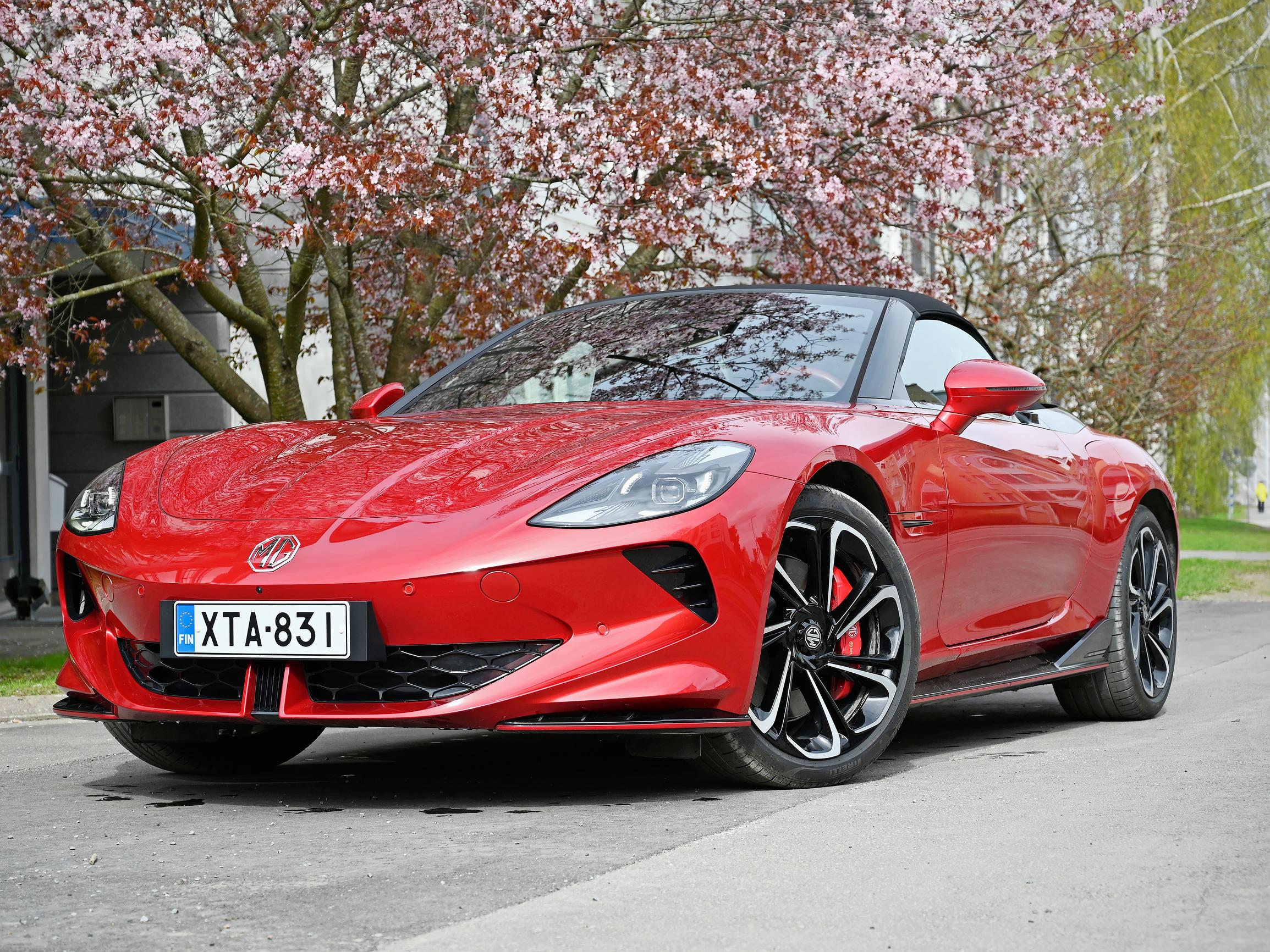 Kiihtyvyys huumaa – Sähköinen kaksipaikkainen avoauto MG Cyberster tarraa tien pintaan kuin takiainen samettihousuihin