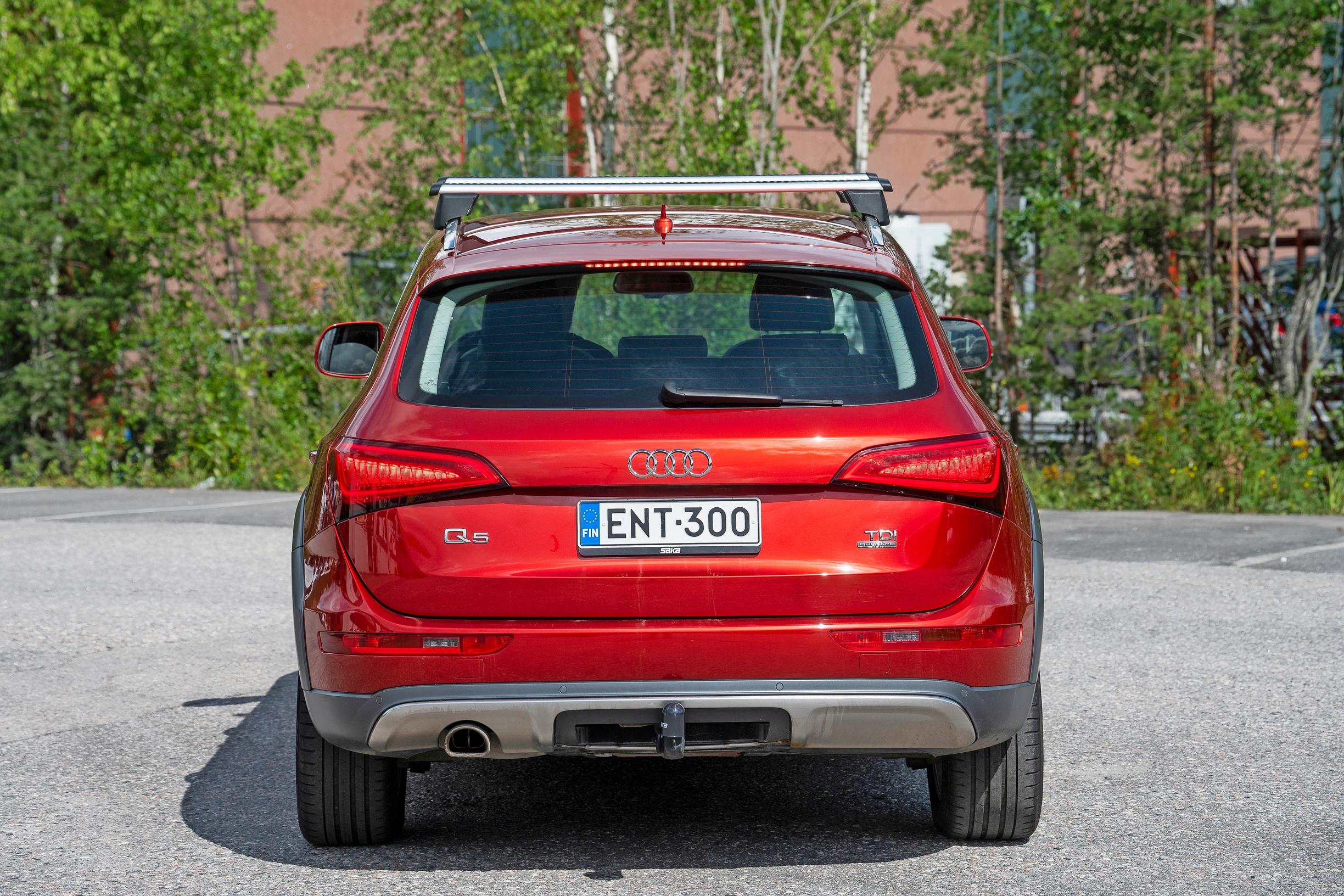 Audi Q5 on nelivetoinen ja painaa kaksi tonnia. Ilmankos ote tien pintaan on tukeva. Parhaimmillaan maantiellä. Pitkä toimintamatka yhdellä tankillisella – ja dieselpumpulla nopea "pikalataus".