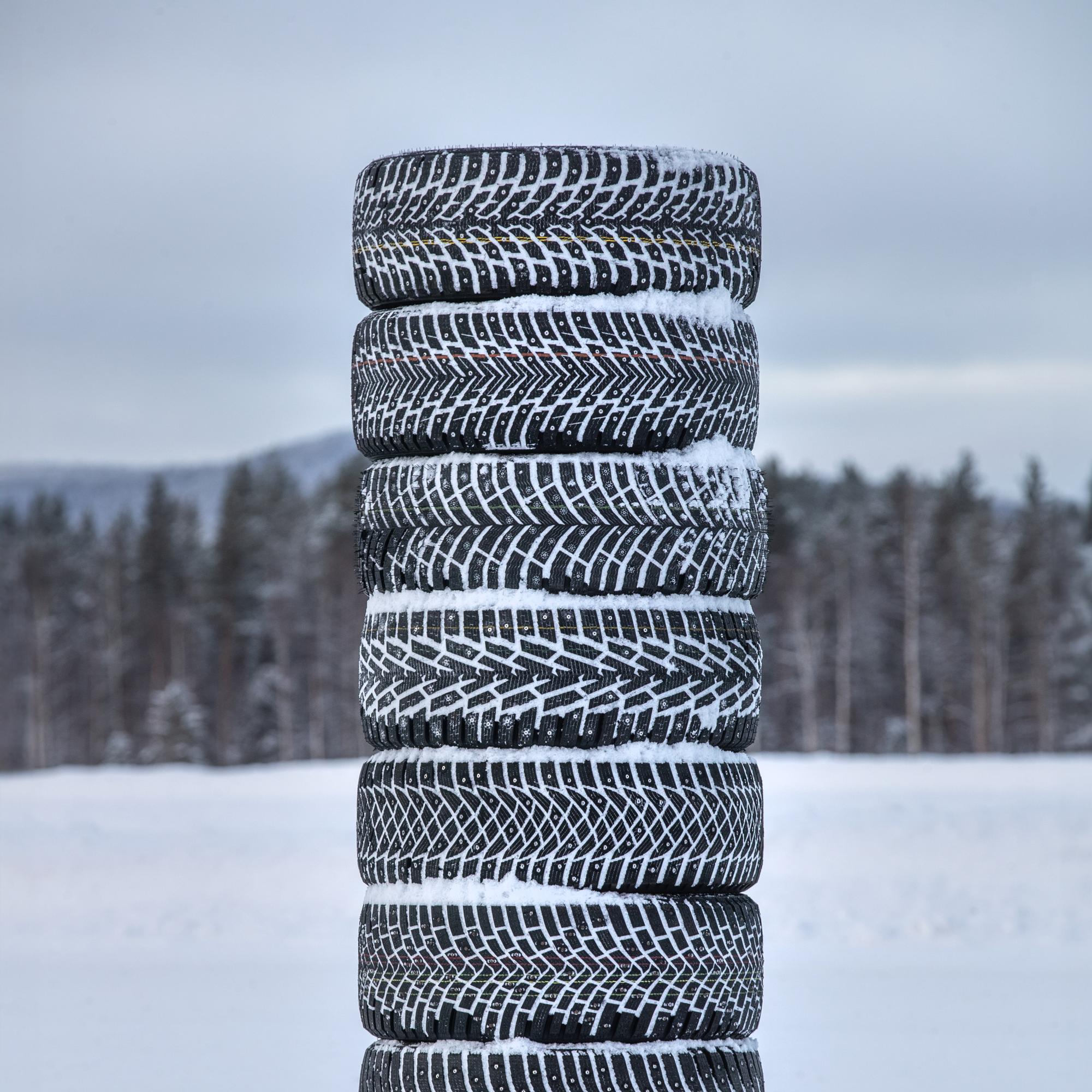 Autoliiton koulutuspäällikkö Teppo Vesalainen neuvoo, millaisen kuskin kannattaa valita kitka- ja millaisen nastarenkaat