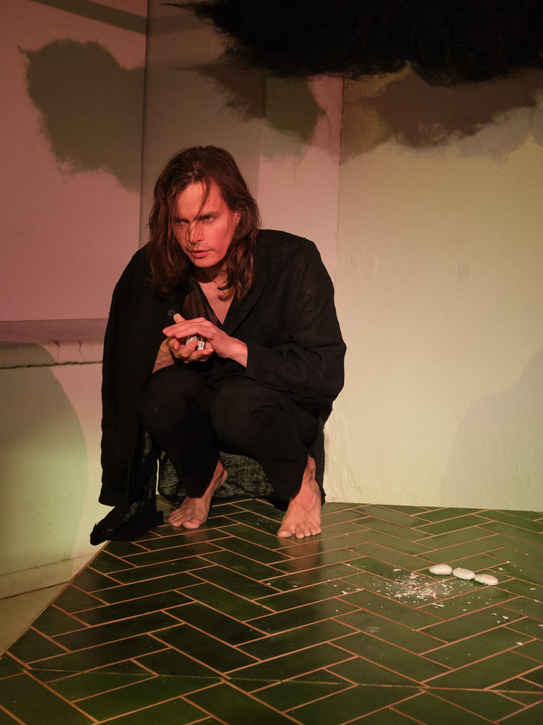 Viikset – Teatteri Jurkassa nähdään Johannes Holopaisen napakymppi