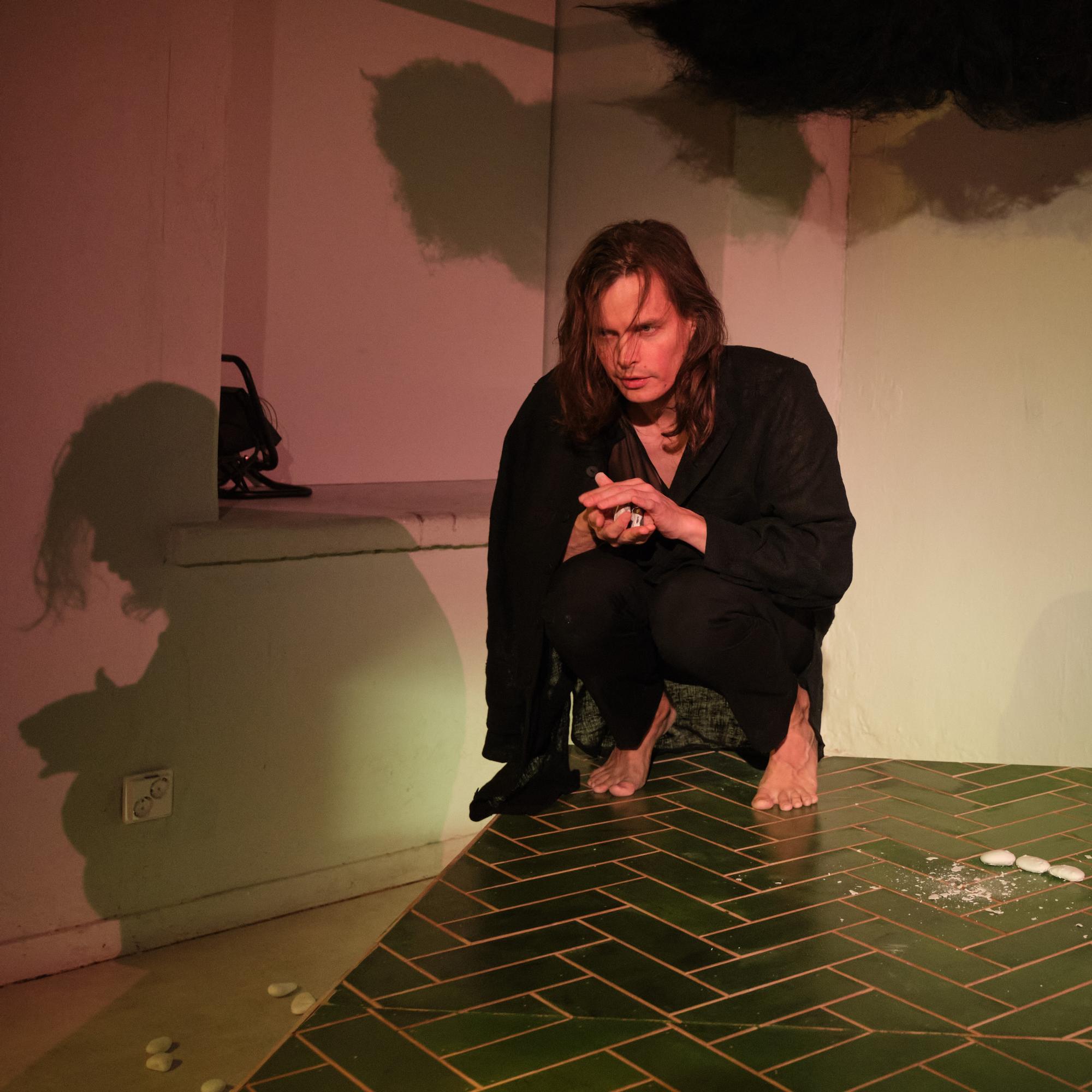 Viikset – Teatteri Jurkassa nähdään Johannes Holopaisen napakymppi