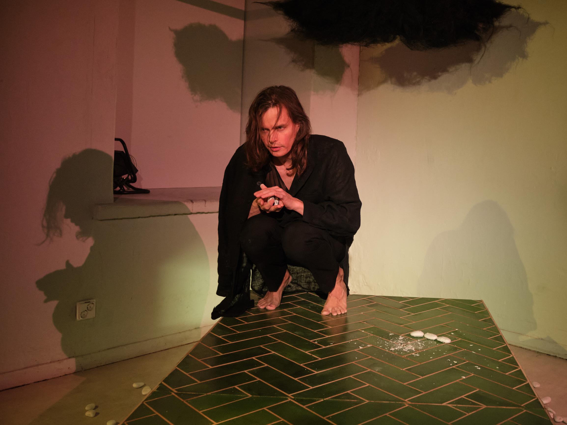 Viikset – Teatteri Jurkassa nähdään Johannes Holopaisen napakymppi