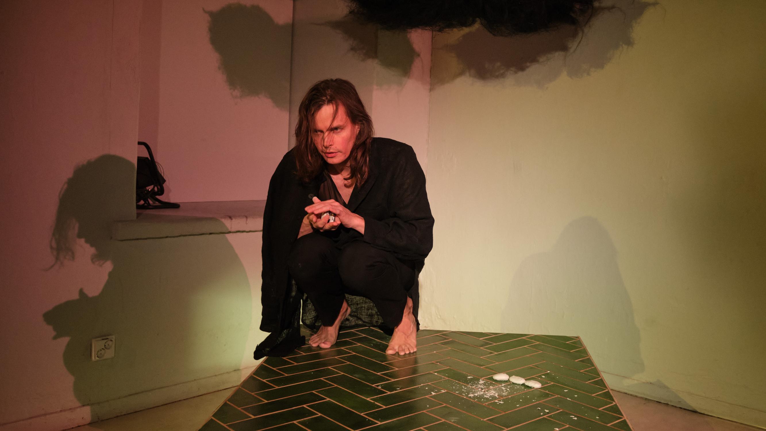 Viikset – Teatteri Jurkassa nähdään Johannes Holopaisen napakymppi