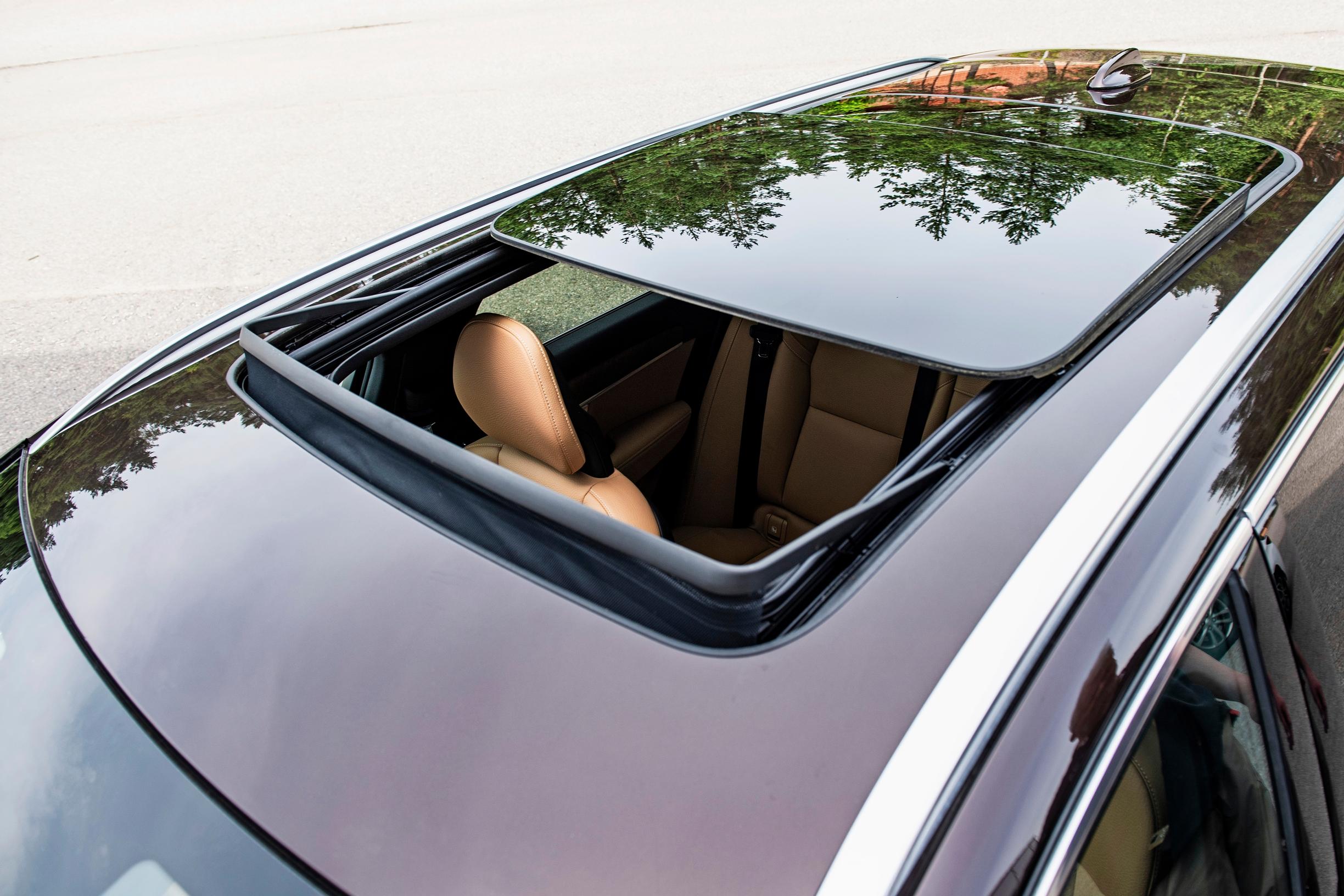 Volvo V90 vm 2017:n lasinen, avattava panoraamakatto tuo kabiiniin kivasti valoa.