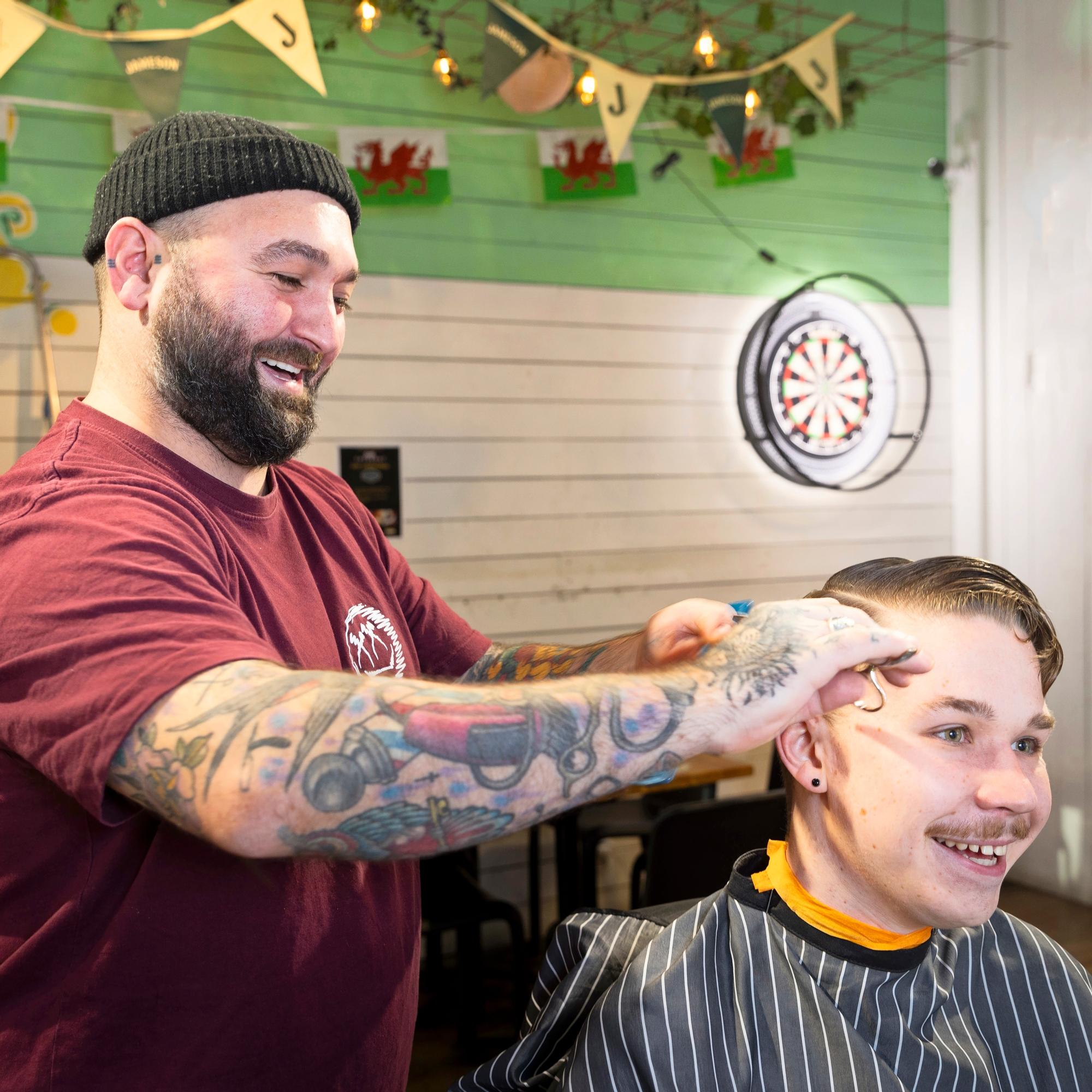 Turkulaista hipsterismiä: A-oikeuksin varustettu parturi-kampaamo, jossa voi hankkia tatuoinnin