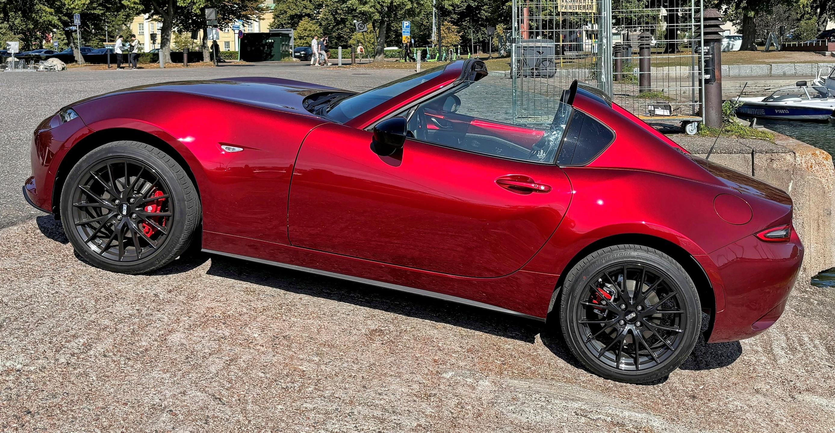 Mazda MX-5 on parhaimmillaan katto auki poutasäällä ja kaupunkiajelussa. Maantiellä melua on liikaa.