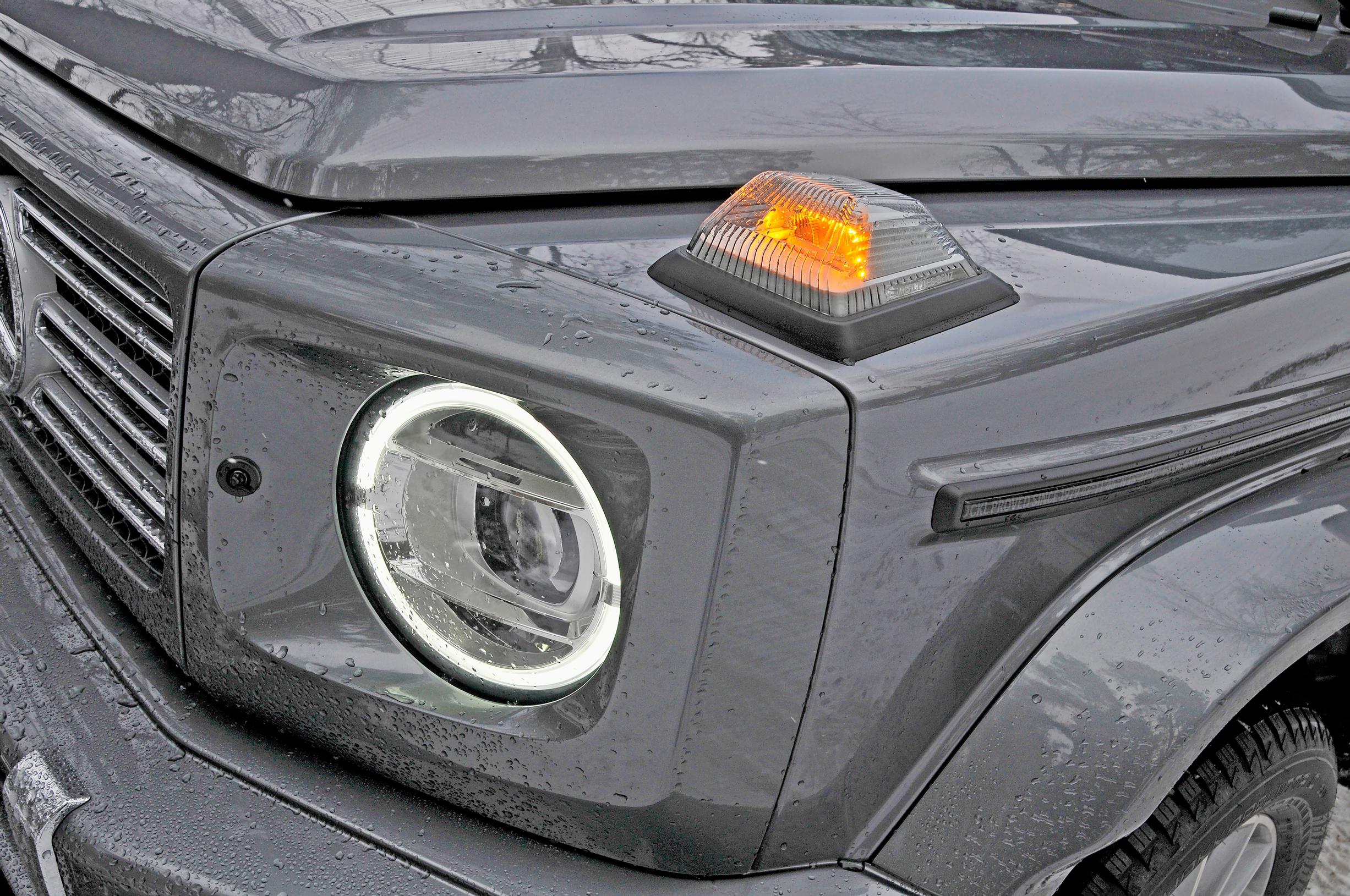 Mercedes-Benz G 400 d:n etulokasuojan päälle sijoitettu suuntamerkin valo on hauska, klassinen yksityiskohta.
