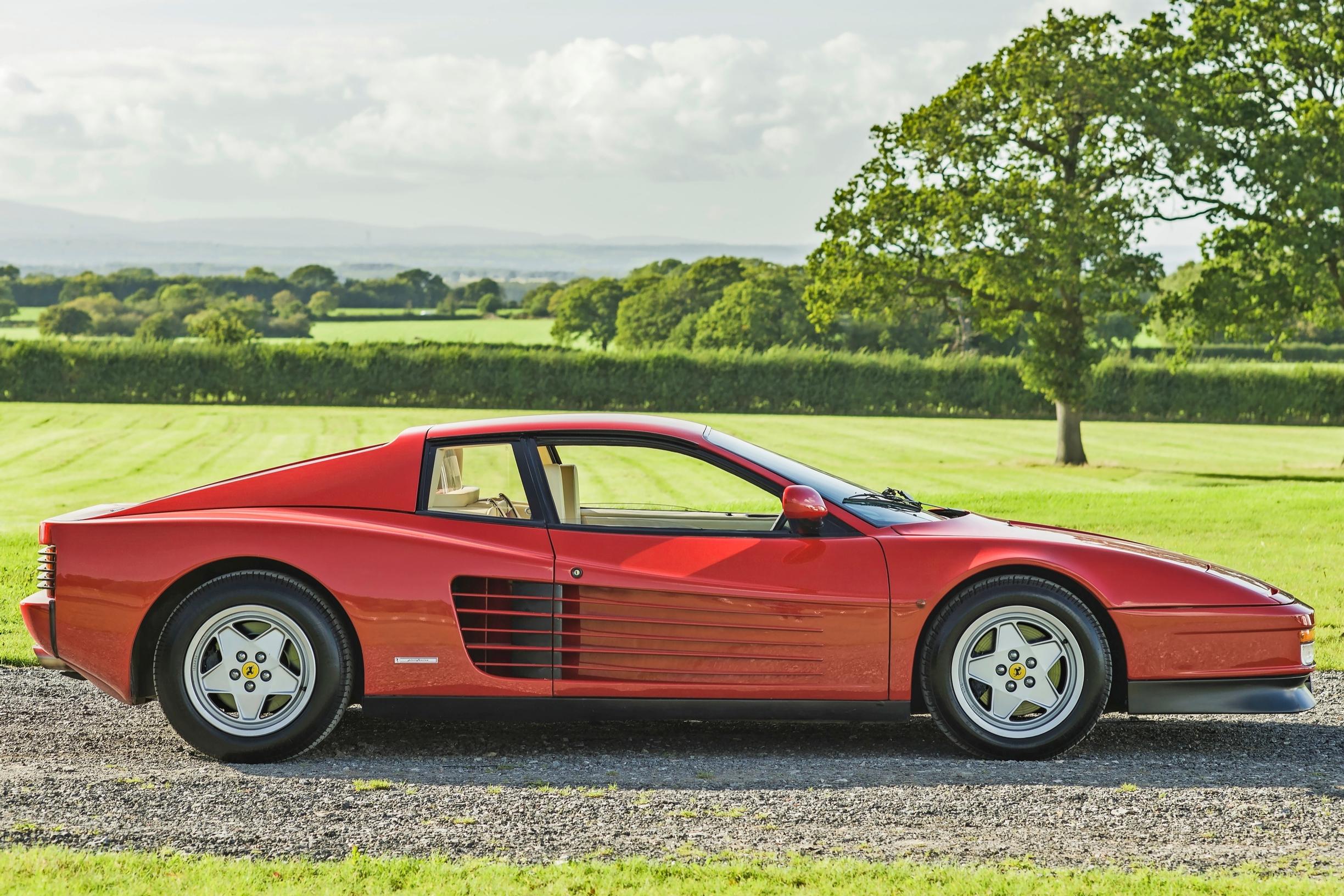 Ferrari Testarossa. Ferrarin sortimentissa riittää legendaarisia malleja. Testarossa on yksi niistä.
