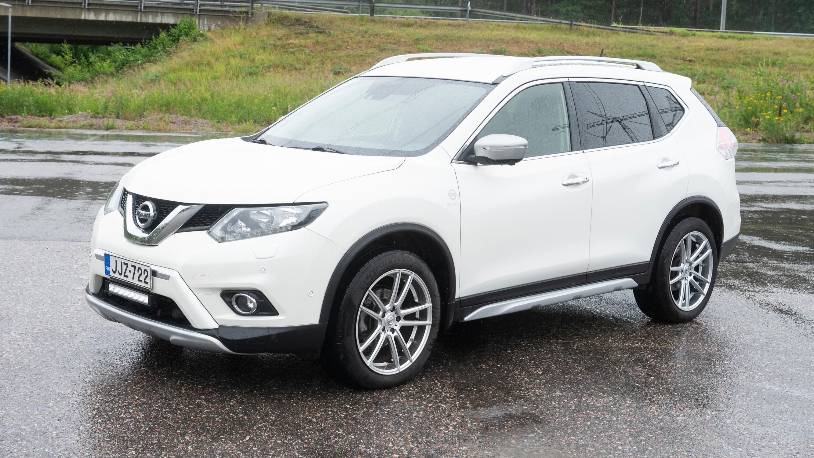 Nissah X-Trail vm. 2016 – Vähän ajettu katumaasturi dieselkoneella, hintaa vain reilut 15 000 euroa