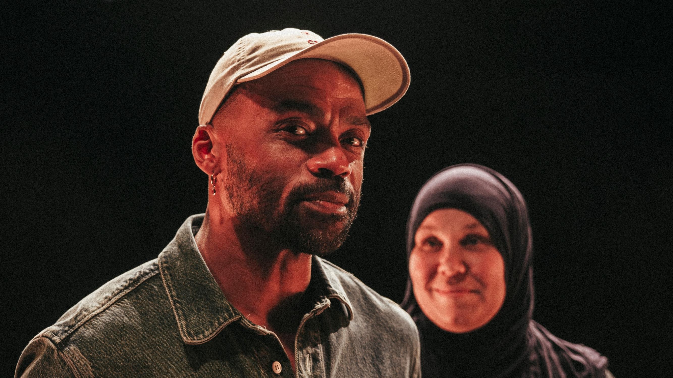 Jani Toivola ja muslimiksi kääntynyt Ilona Haukka ovat kokeneet vihan voiman – ”Kun menin metroon huivi päässä, olin muukalainen, jonka päälle sai sylkeä”