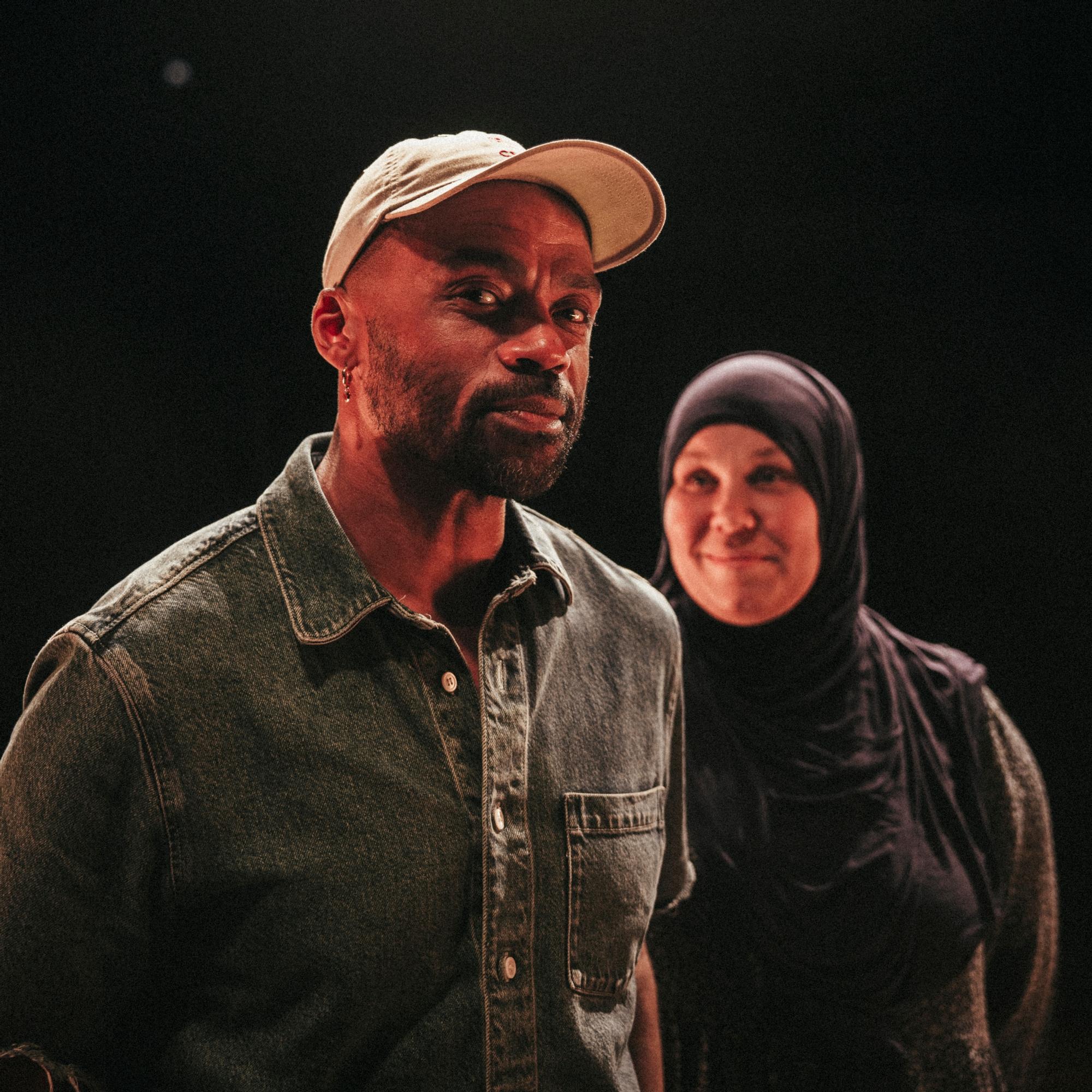 Jani Toivola ja muslimiksi kääntynyt Ilona Haukka ovat kokeneet vihan voiman – ”Kun menin metroon huivi päässä, olin muukalainen, jonka päälle sai sylkeä”