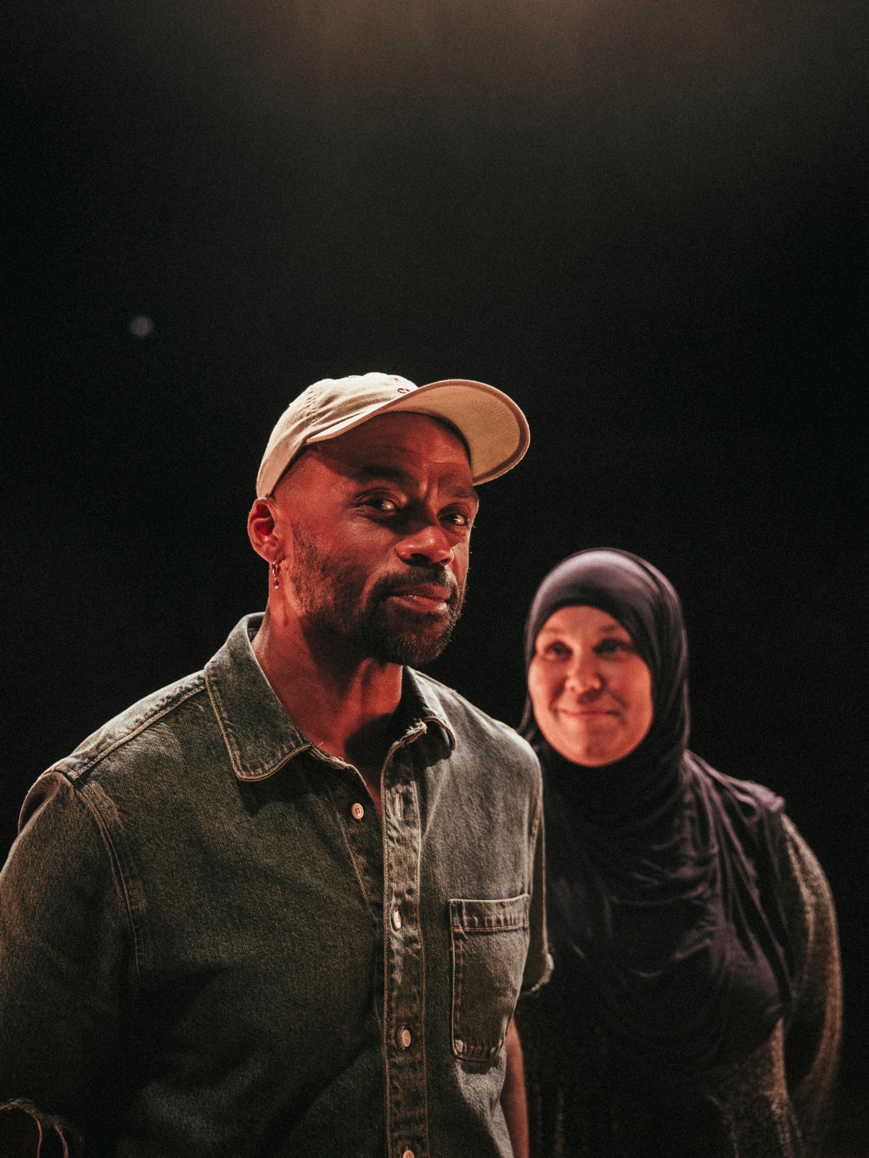 Jani Toivola ja muslimiksi kääntynyt Ilona Haukka ovat kokeneet vihan voiman – ”Kun menin metroon huivi päässä, olin muukalainen, jonka päälle sai sylkeä”