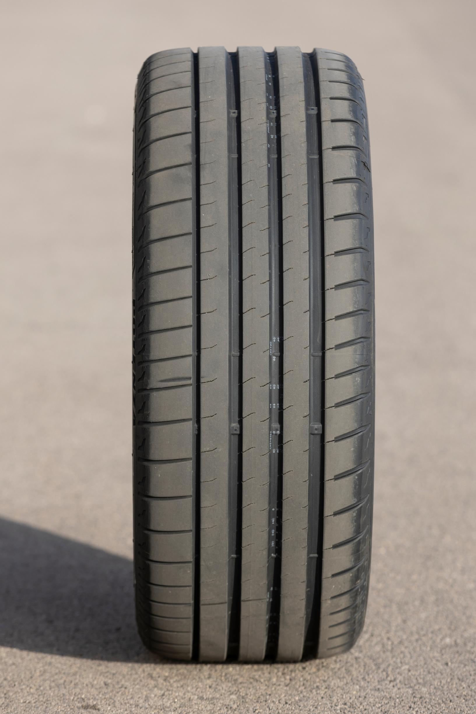 Bridgestone Potenza Sport. Kesärenkaat 2023 Tuulilasin vertailussa.