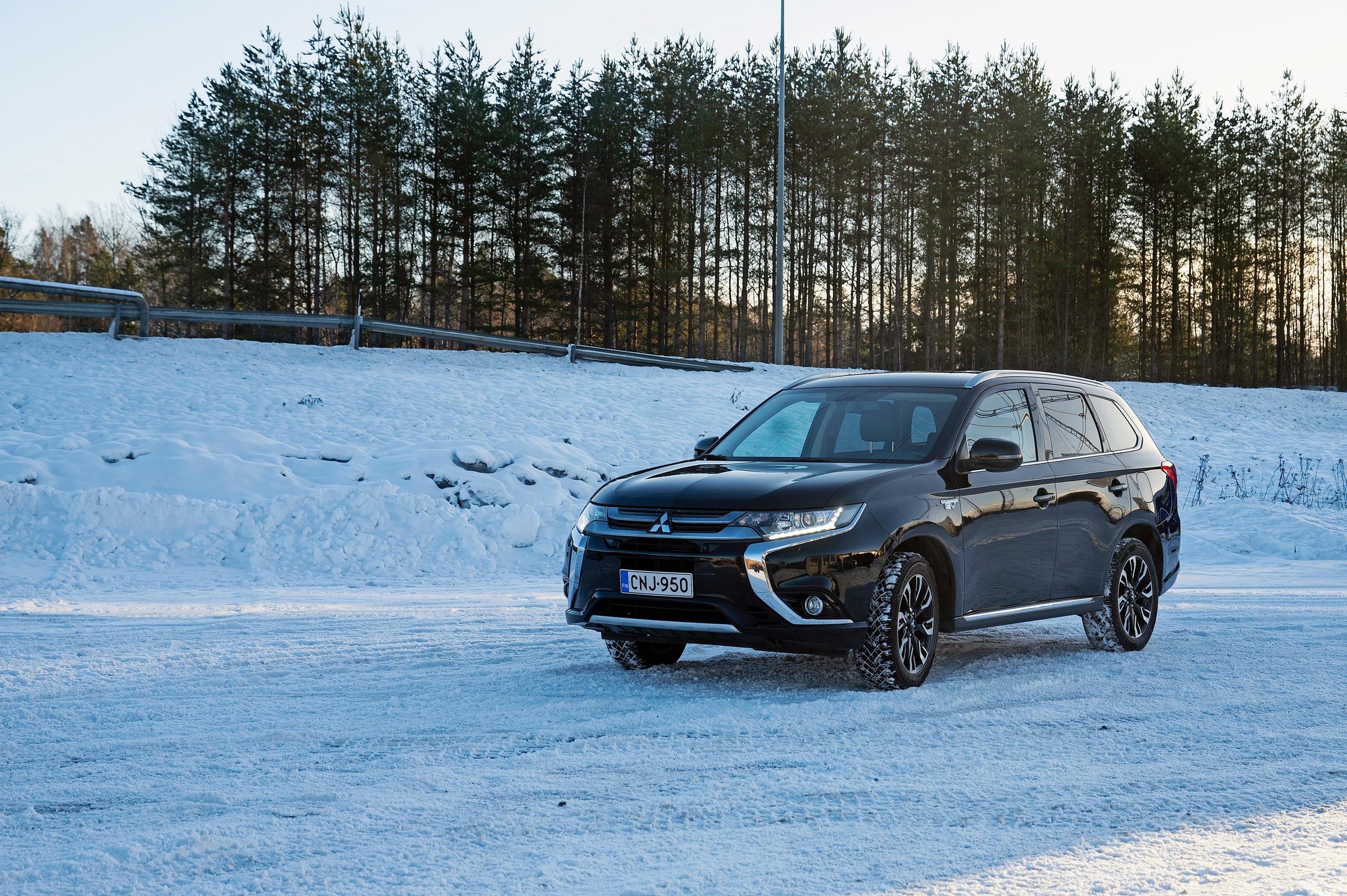 Mitsubishi Outlander Instyle Navi 4WD vm. 2016 – Todella järkihintainen lataushybridi nelivedolla 