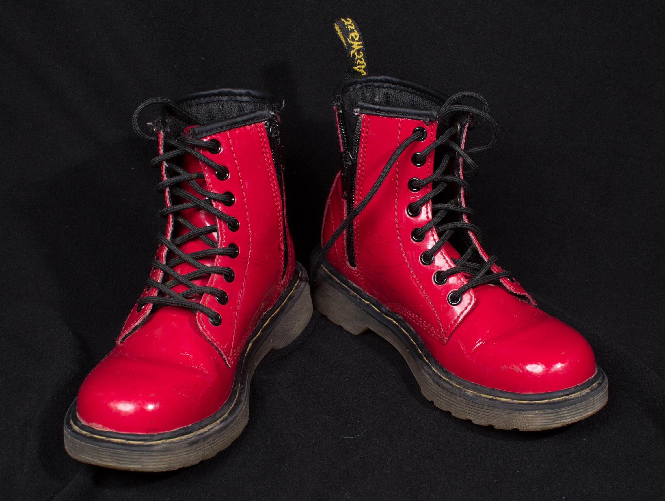 ”Annan muistojen tulla, surun ja ikävän – nämä eivät enää ole minun kenkäni” – Anna-Kaari Hakkaraisen essee: Dear Dr Martens