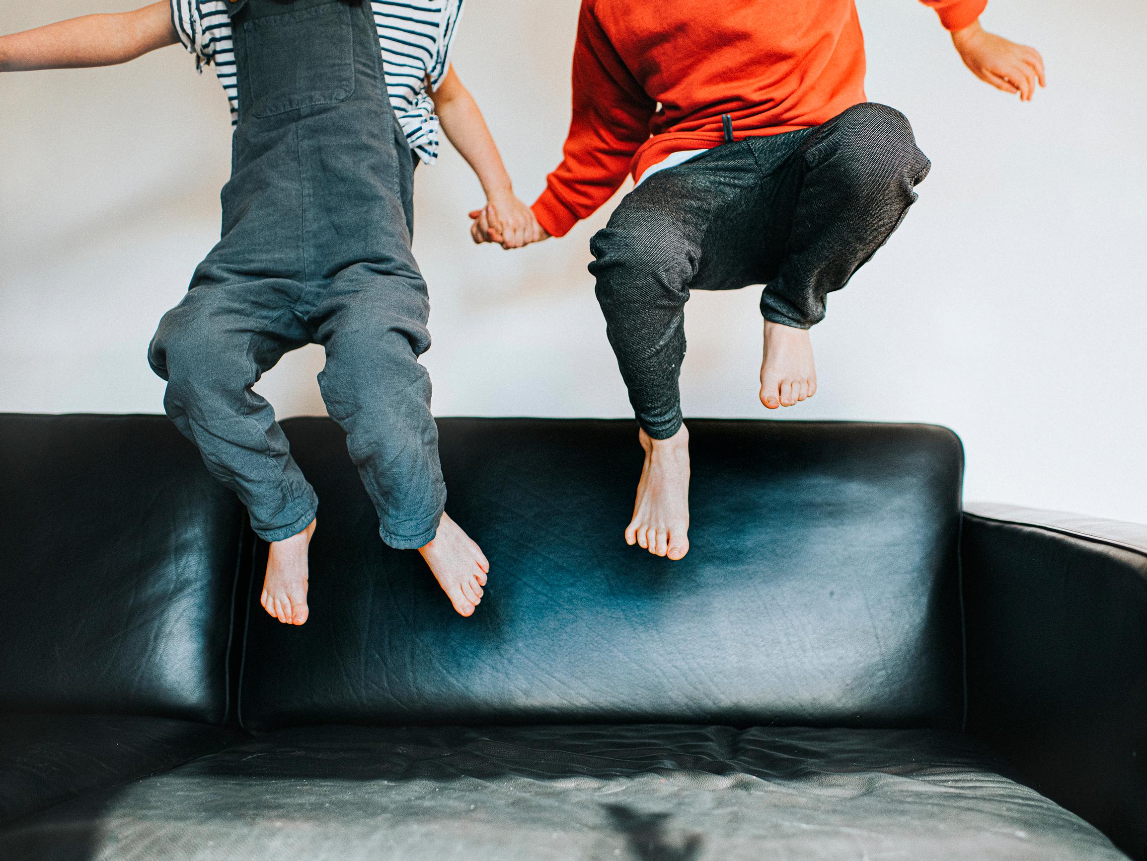 Lapsillani on kaksi kotia, eikä se sovi päiväkodin lomakkeelle – Vuoroasuvat perheet kohtaavat muitakin pulmia, joista yksi on raha