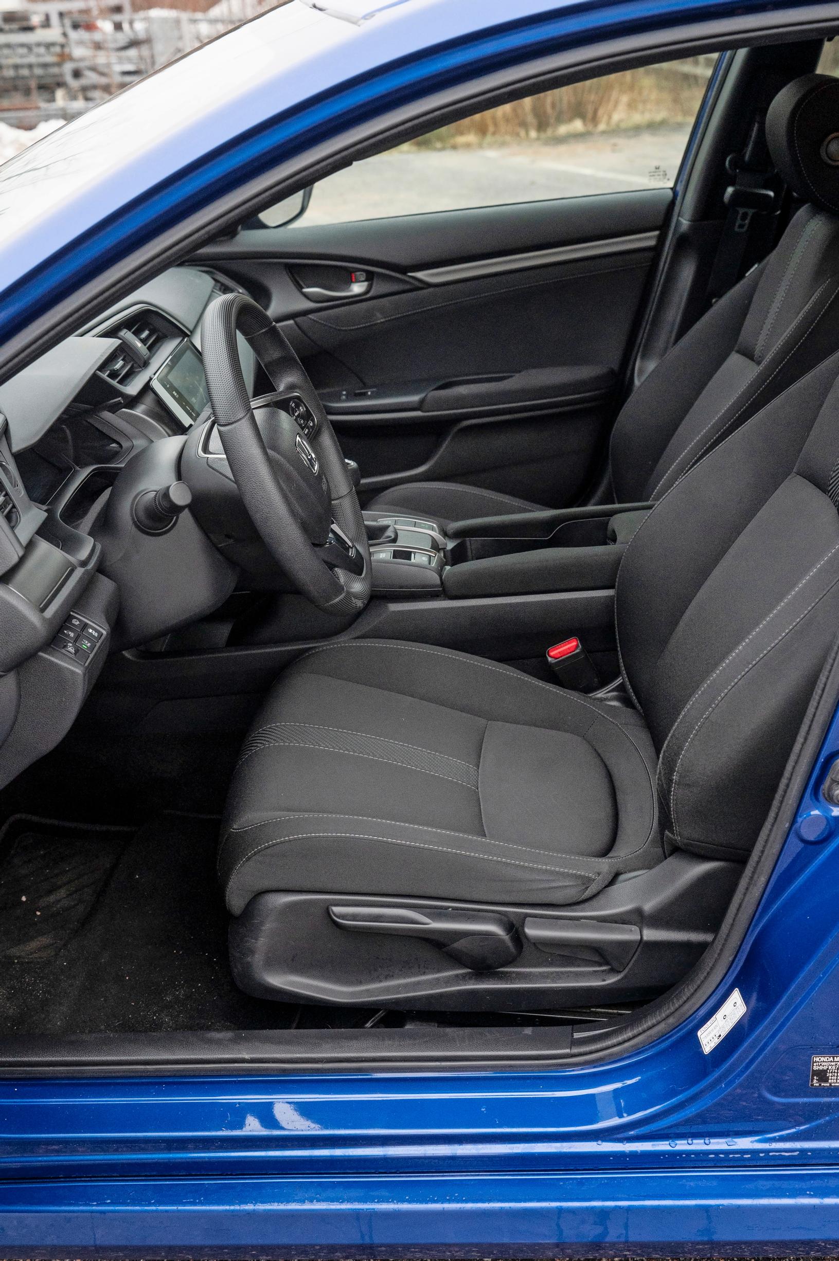 Käytetyn Honda Civicin edessä on hyvin tilaa, mutta istuma-asento on matala.
