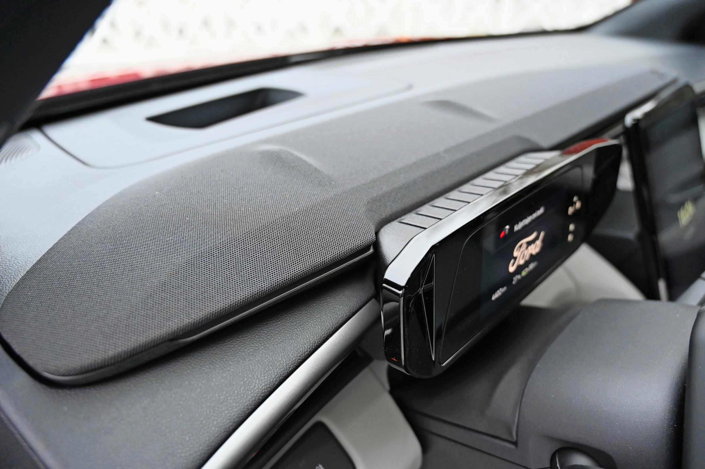 Ford Caprin kojelaudan päälle sijoitettu Soundbar-keskikaiutin on vakiovaruste.