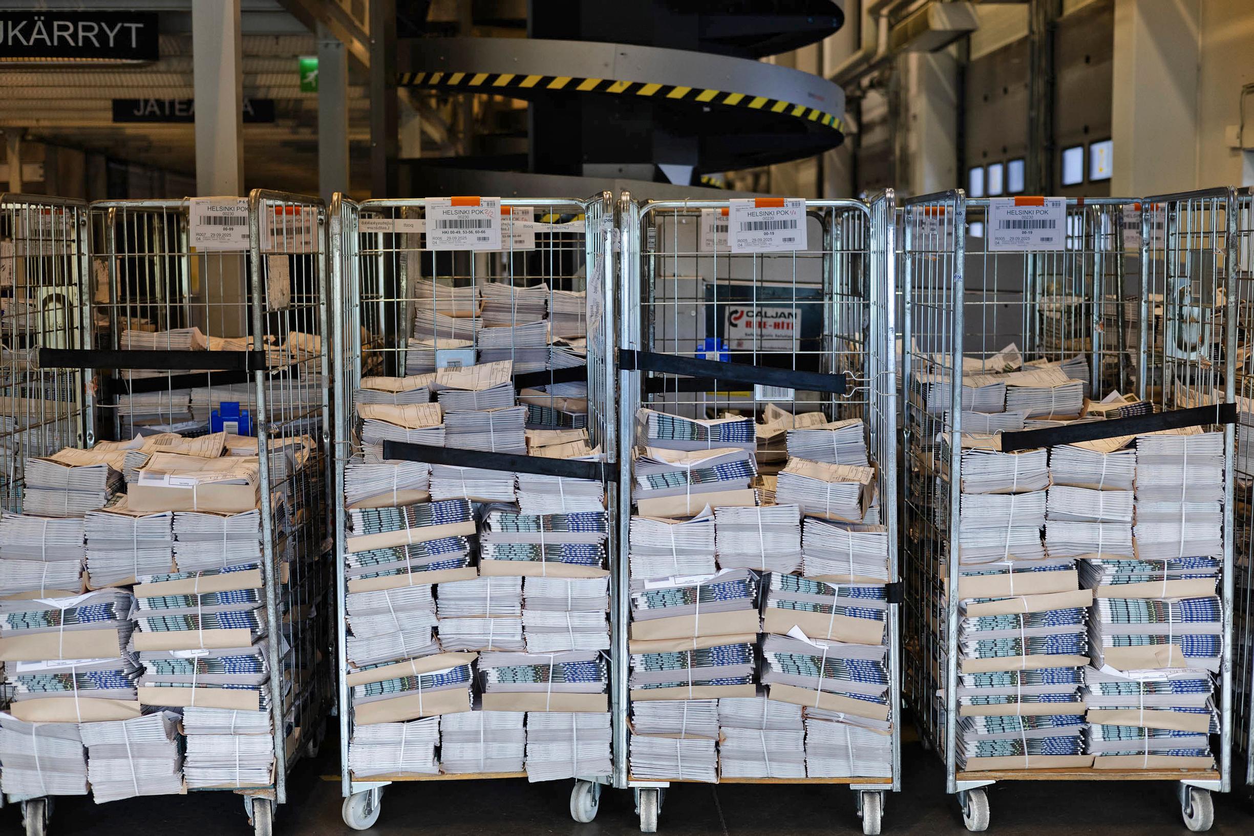 Lastauslaiturilla kuljetusta odottaa kuormalavallinen paikallislehti Pirkkalaista. Lehti ilmestyy kuntalaisten postilaatikkoon seuraavana päivänä. 