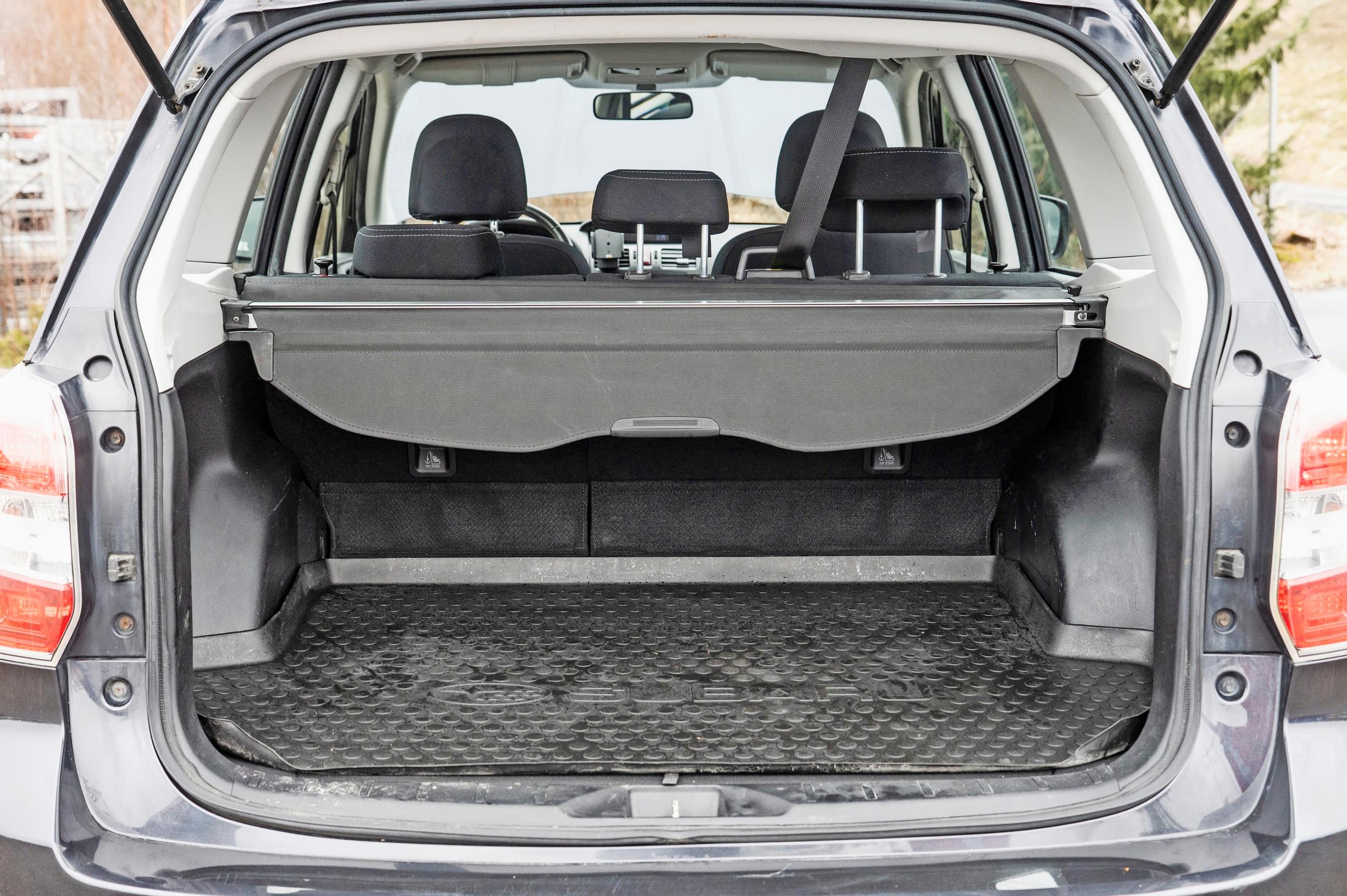 Subaru Foresterin tavaratila on kookas. Sen pohjalla on kumimatto, joka on tarvittaessa helppo nostaa ulos ja ravistaa puhtaaksi.