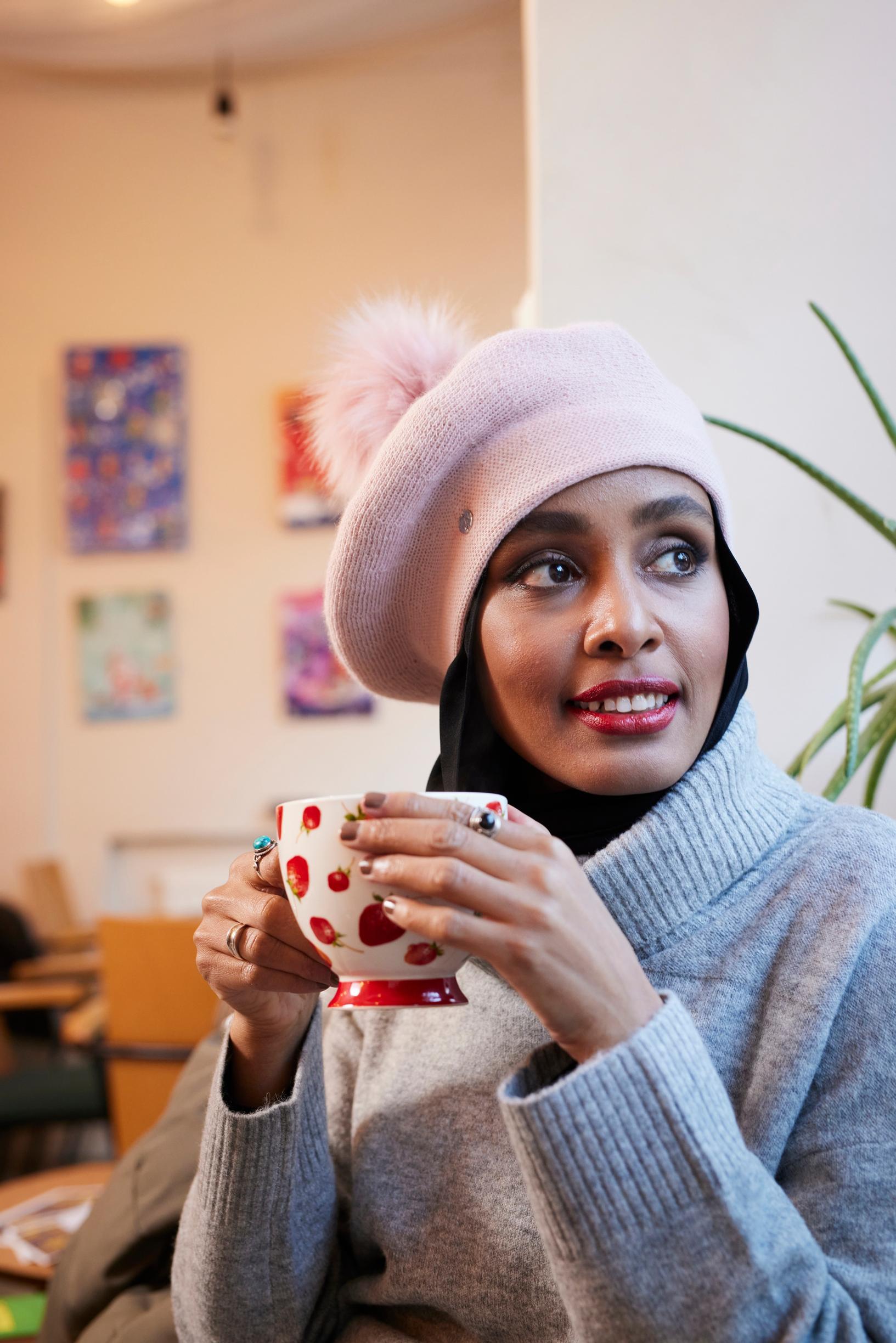 Maryan Abdulkarim nostaa kuppia.