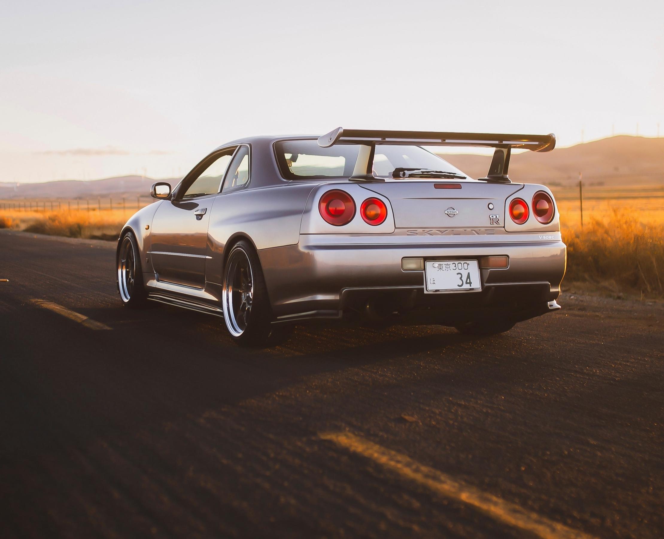 Nissan Skyline. Aurinko laskee horisonttiin, ja vauhti kiihtyy. Aika vaikea päästä edes rinnalle.